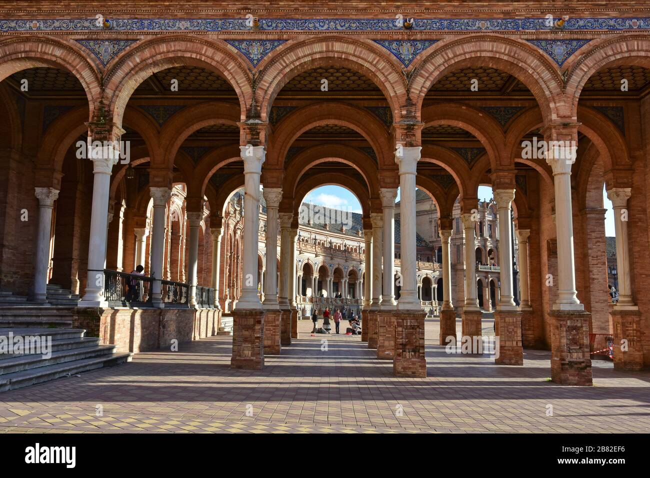 Bögen in den Gebäuden der Plaza de España in Sevilla Stockfoto