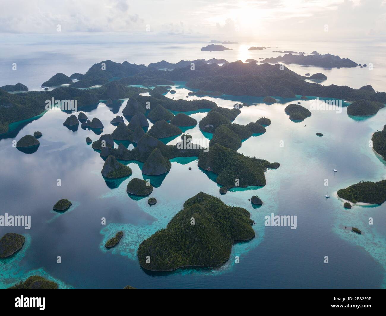 In einem abgelegenen Teil von Raja Ampat, Indonesien, finden Sie eine erstaunliche Menge Kalksteininseln. Diese tropischen Inseln sind von gesunden Korallenriffen umgeben. Stockfoto