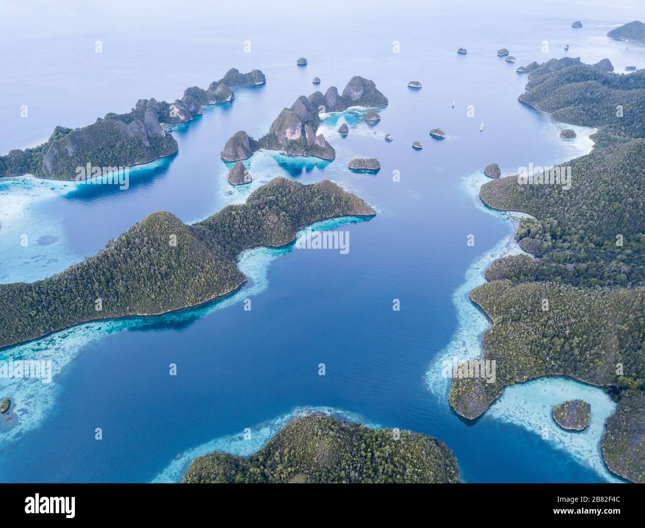 In einem abgelegenen Teil von Raja Ampat, Indonesien, finden Sie eine erstaunliche Menge Kalksteininseln. Diese tropischen Inseln sind von gesunden Korallenriffen umgeben. Stockfoto