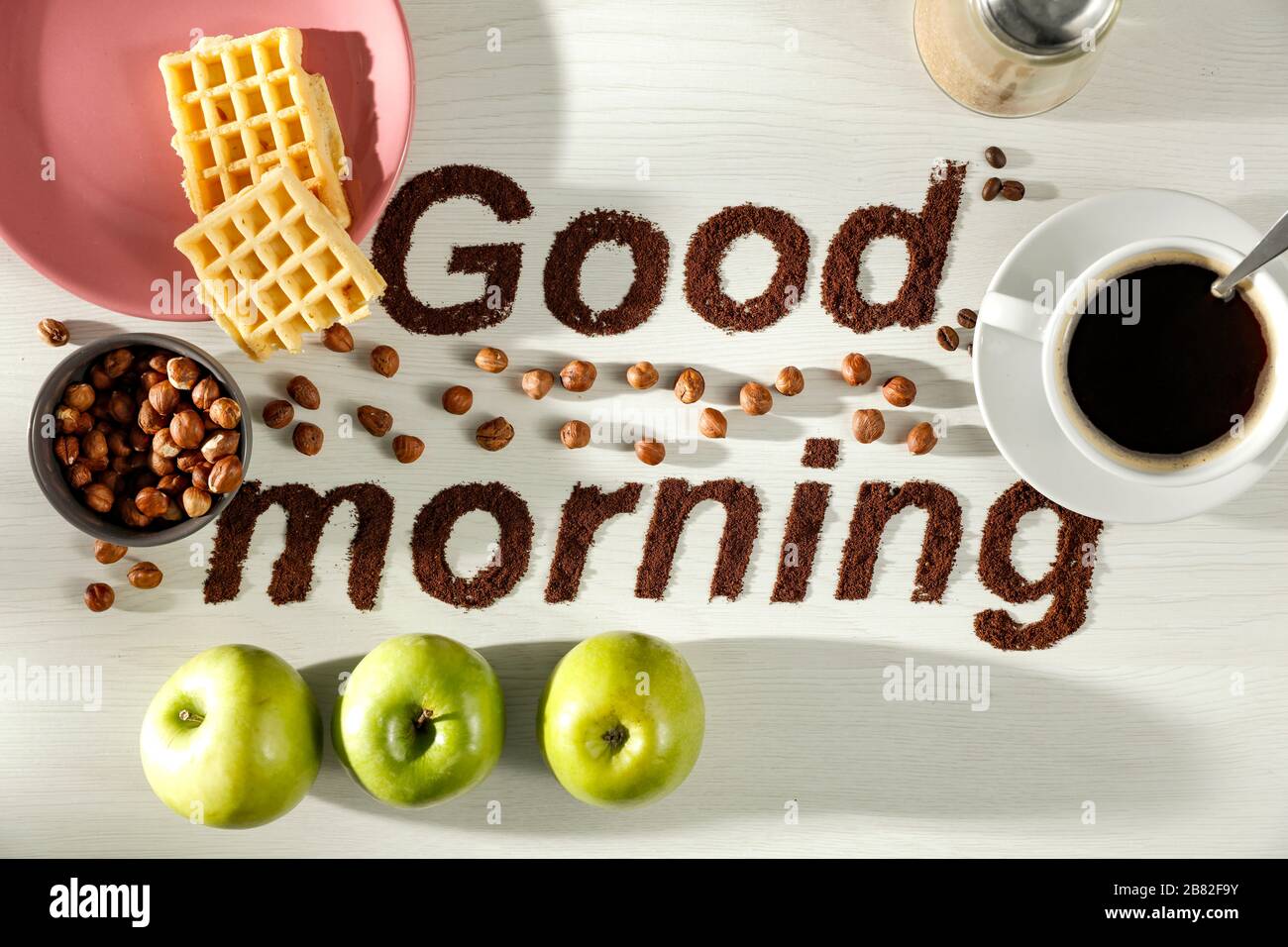 Gute Morgenkaffee, Beans, Aufschrift mit hellem Tischhintergrund. Platz für Werbemittel und Dekoration kopieren. Stockfoto