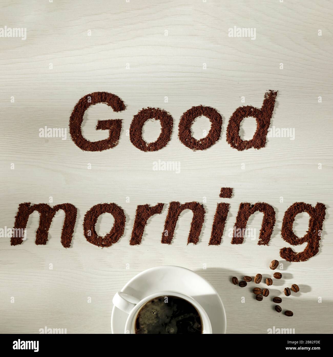 Gute Morgenkaffee, Beans, Aufschrift mit hellem Tischhintergrund. Platz für Werbemittel und Dekoration kopieren. Stockfoto