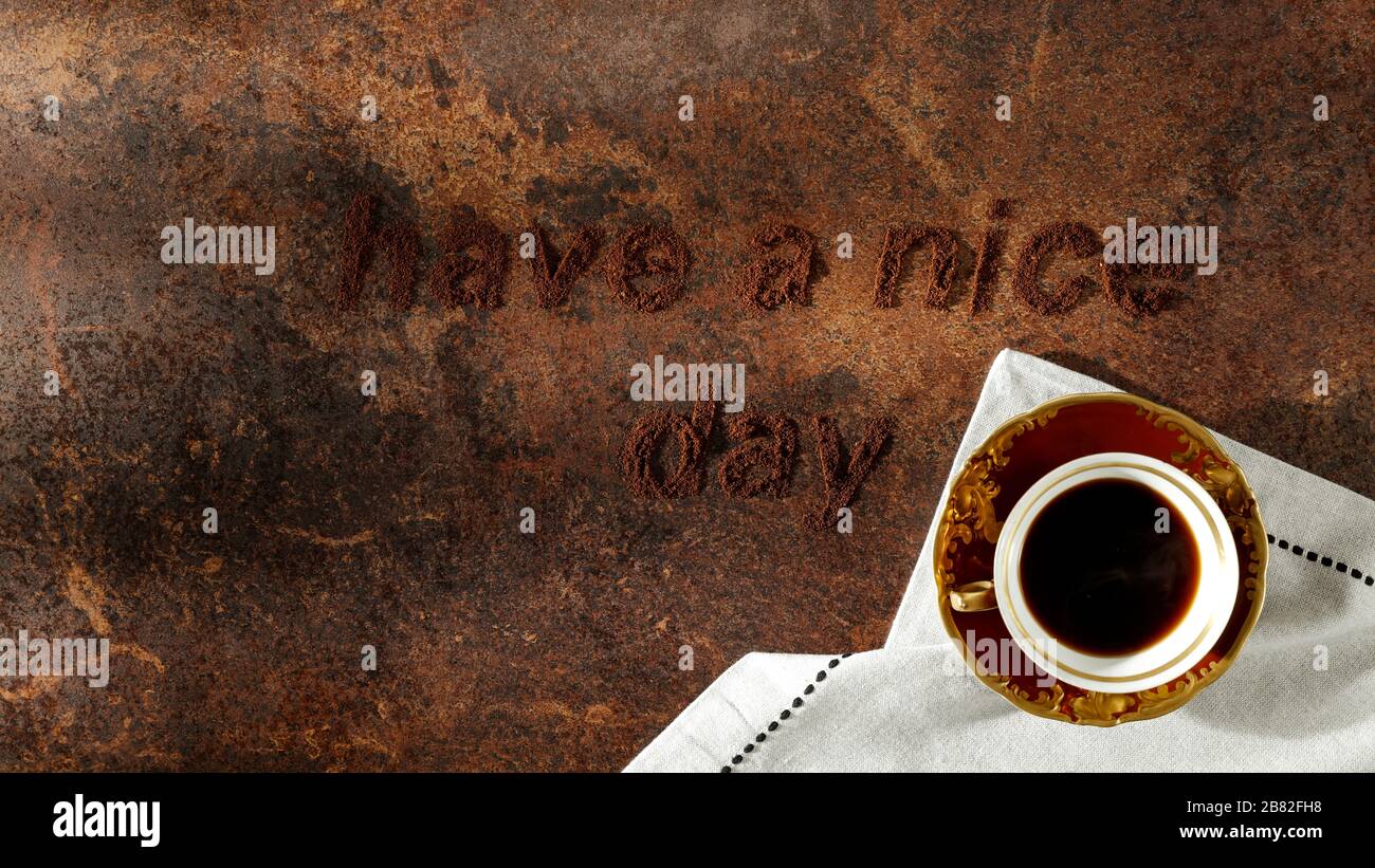 Alte Retro-Tasse warmen schwarzen Kaffees von oben gesehen. Kaffee mit dunkelbraunem Grunge. Kopierbereich. Platz für Werbemittel. Stockfoto