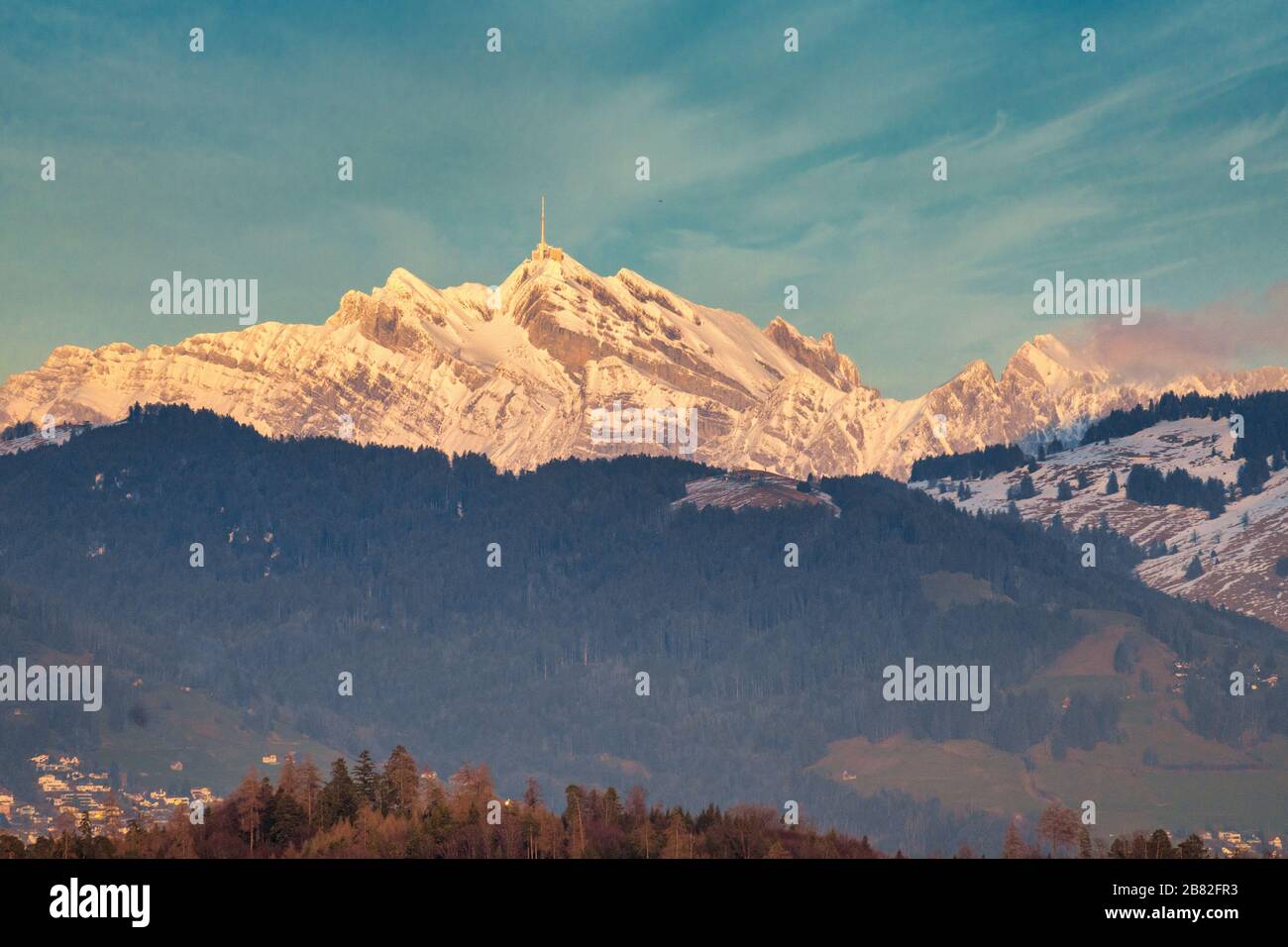 Fernblick auf den Gipfel der Santis, den höchsten Berg des Alpsteinmassivs, Appenzeller Alpen, Nordostschweiz. Stockfoto