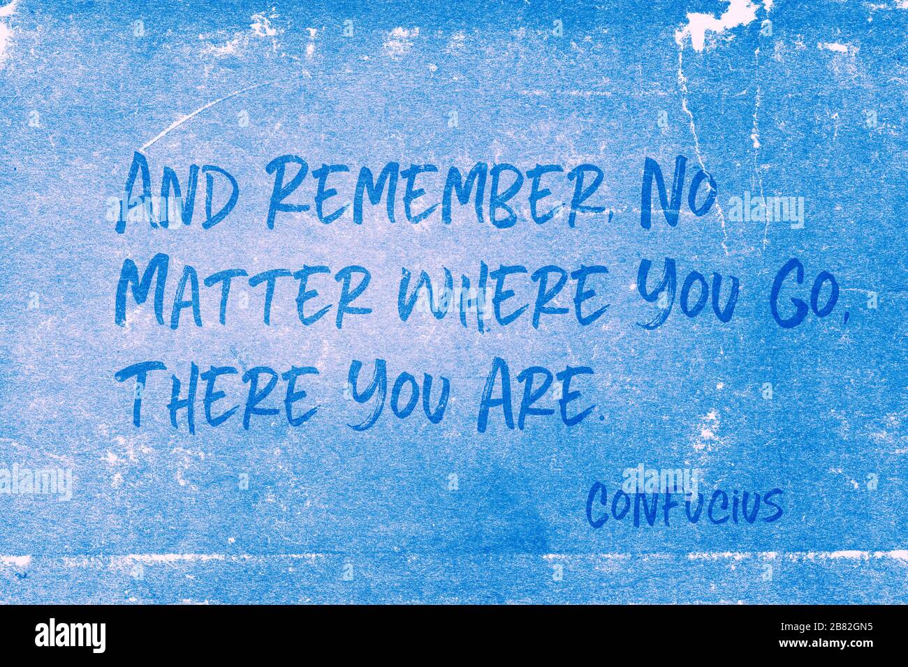Und denken Sie daran, wo auch immer Sie hingehen - das Zitat des alten chinesischen Philosophen Konfuzius, das auf blauem Grunge gedruckt ist Stockfoto