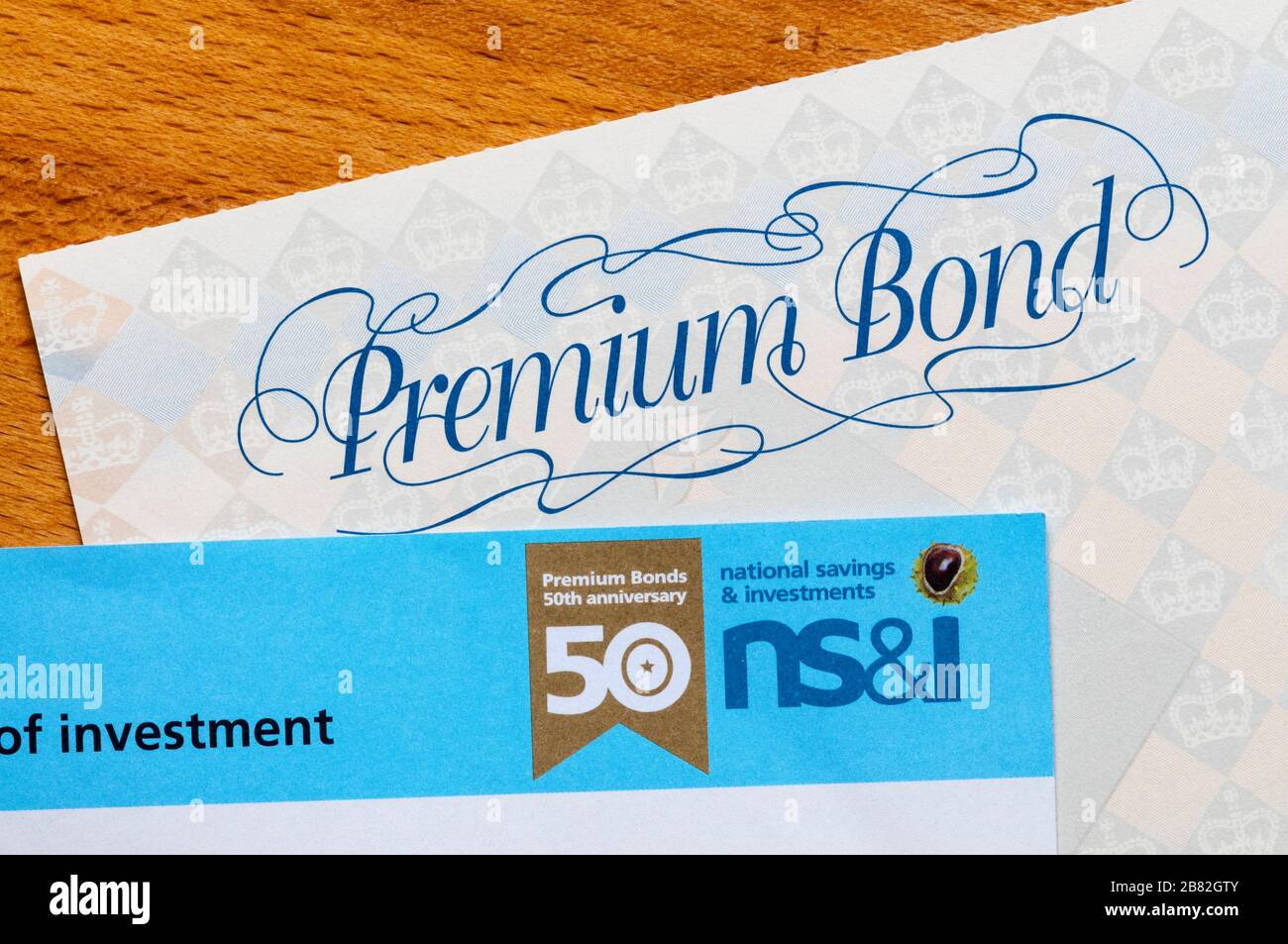 Ein Premium-Anleihe-Zertifikat mit dem Logo "Premium Bonds 50. Jahrestag". Stockfoto