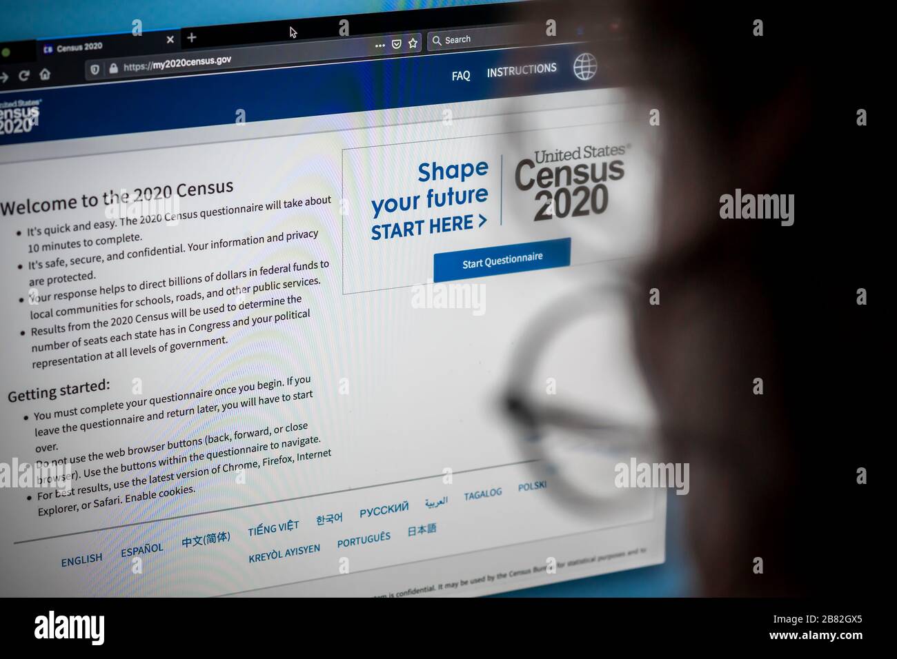 Eine Frau bereitet sich darauf vor, am Freitag, den 13. März 2020, den Census 2020 mit ihrem Computer abzuschließen. Die Volkszählung ist eine Zählung aller Menschen, die in den Vereinigten Staaten leben, Bürger und Nichtbürger. Per Gesetz wird es alle 10 Jahre durchgeführt, und die Informationen werden verwendet, um Kongresswahlkreise umzuteilen und die Verteilung von Regierungsmitteln zu beeinflussen. (© Richard B. Levine) Stockfoto