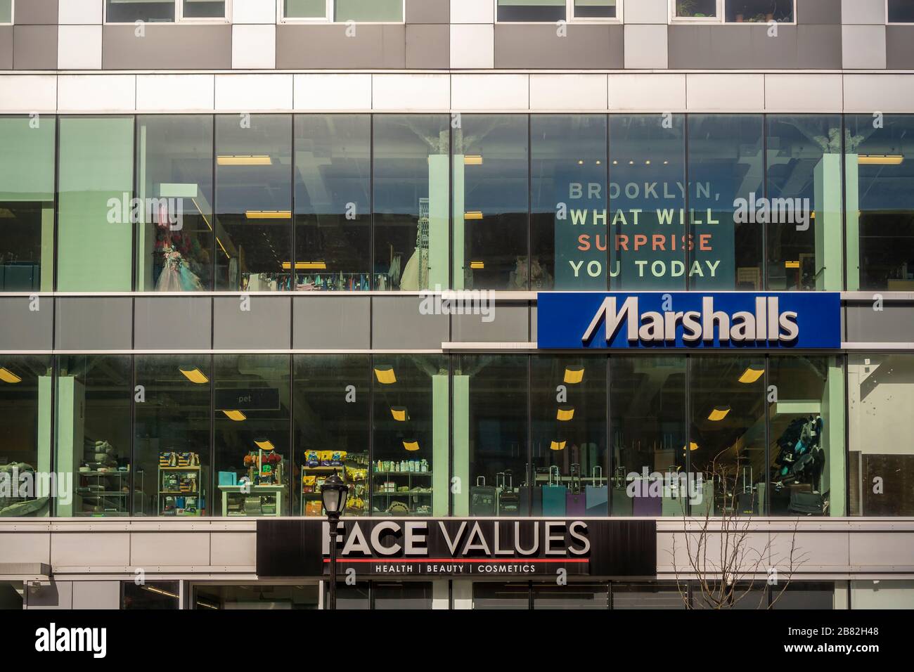 Marshalls Store in der Innenstadt von Brooklyn in New York am Samstag, 14. März 2020. Marshalls ist eine Marke der TJX-Unternehmen, Muttergesellschaft von Marshalls, T. J. Maxx, HomeGoods und anderen Marken. (© Richard B. Levine) Stockfoto
