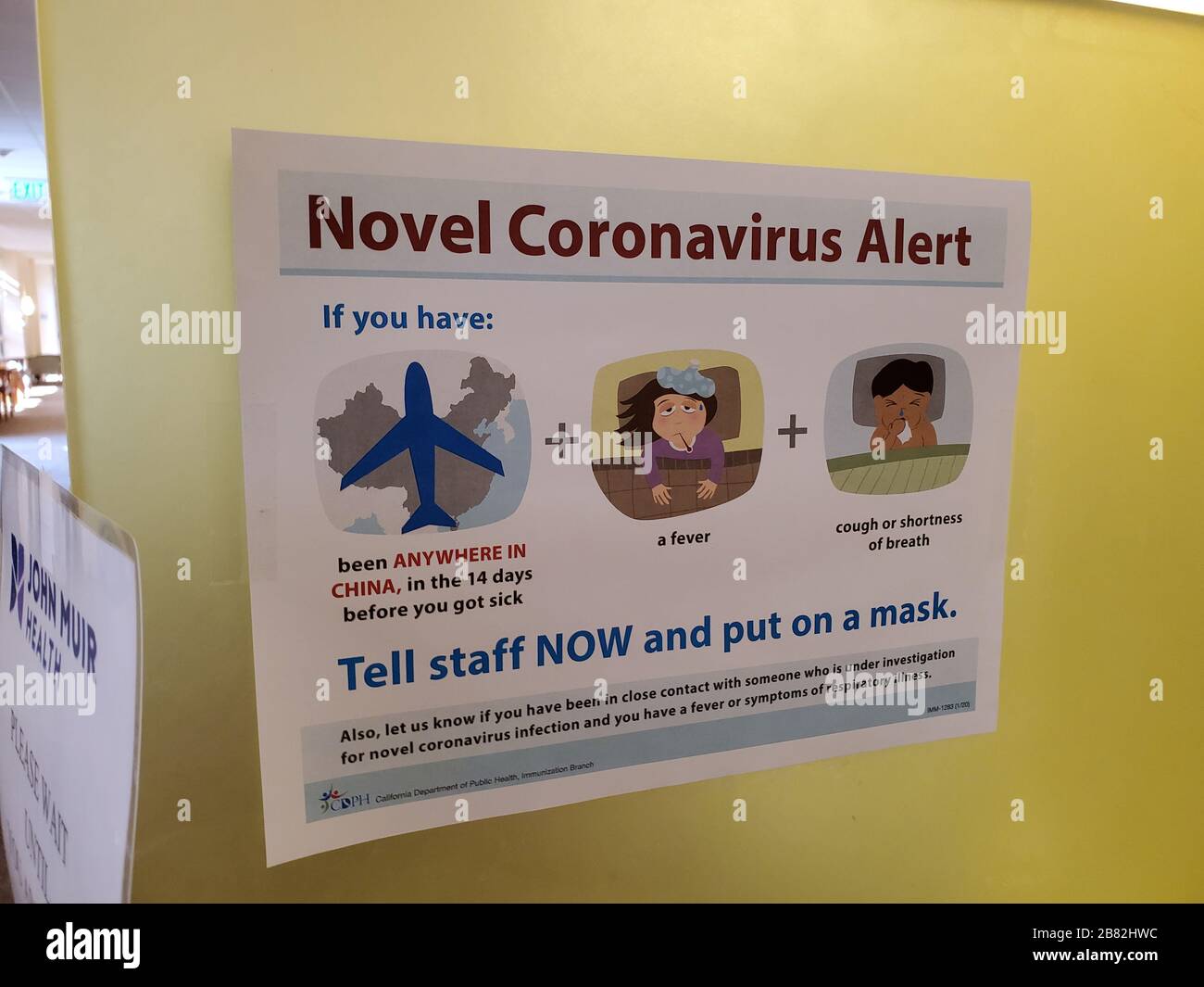Warnschild mit Textanzeige "Novel Coronavirus Alert", Bezug auf Quarantäne- und Screening-Verfahren für Patienten mit einer möglichen Exposition gegenüber einem neuartigen Coronavirus, das sich in China ausbreitet, in einem medizinischen Zentrum von John Muir Health in Walnut Creek, Kalifornien, 9. Februar 2020. () Stockfoto