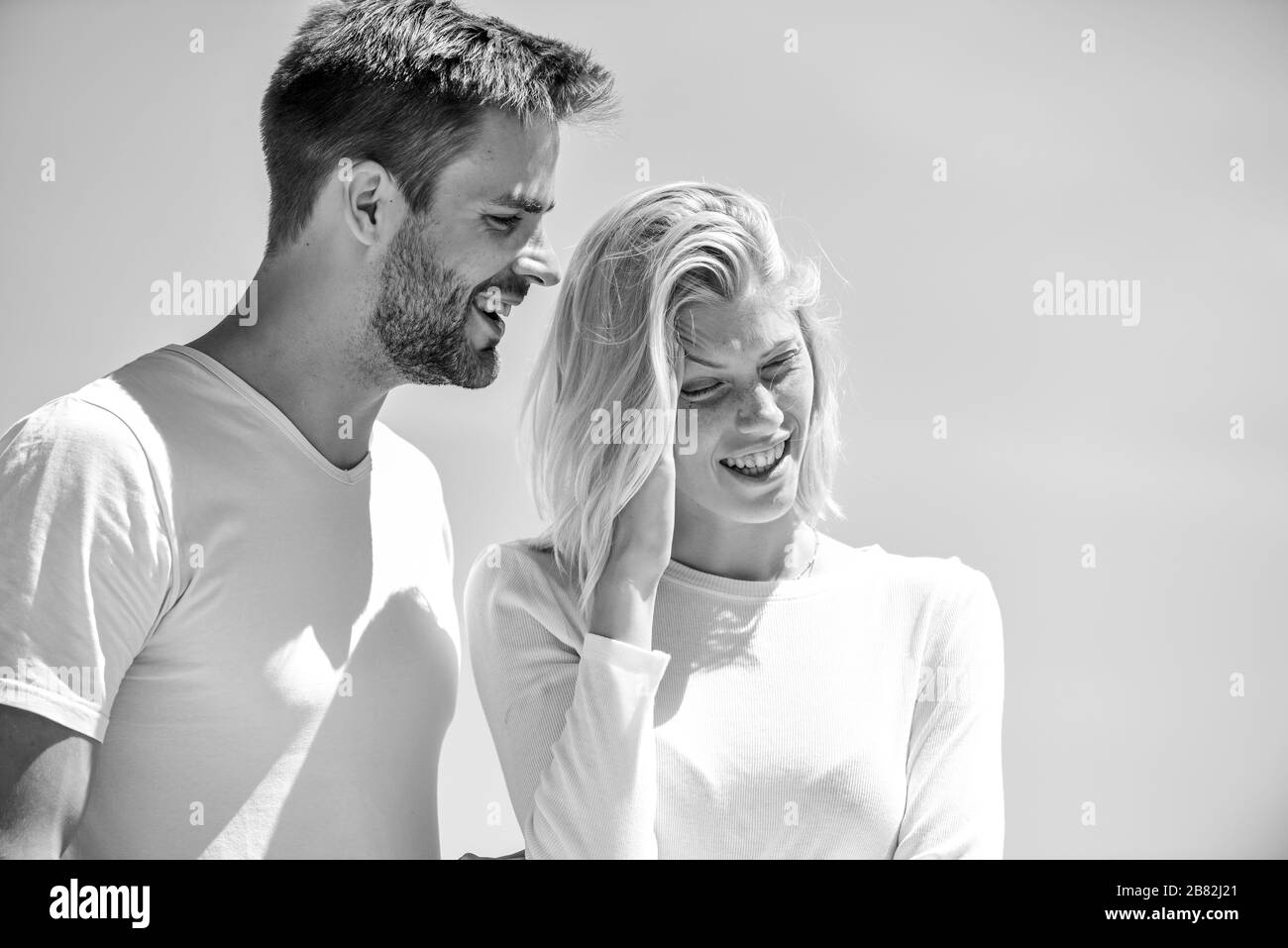 Glücklich zusammen zu sein. Familie Psychologie. zwischenmenschlichen Beziehung. das Verständnis und die Unterstützung. romantische Beziehung. Paar in Liebe. im Himmel verheiratet. Mann und Mädchen lächelnd. Er sie glücklich machen. Stockfoto