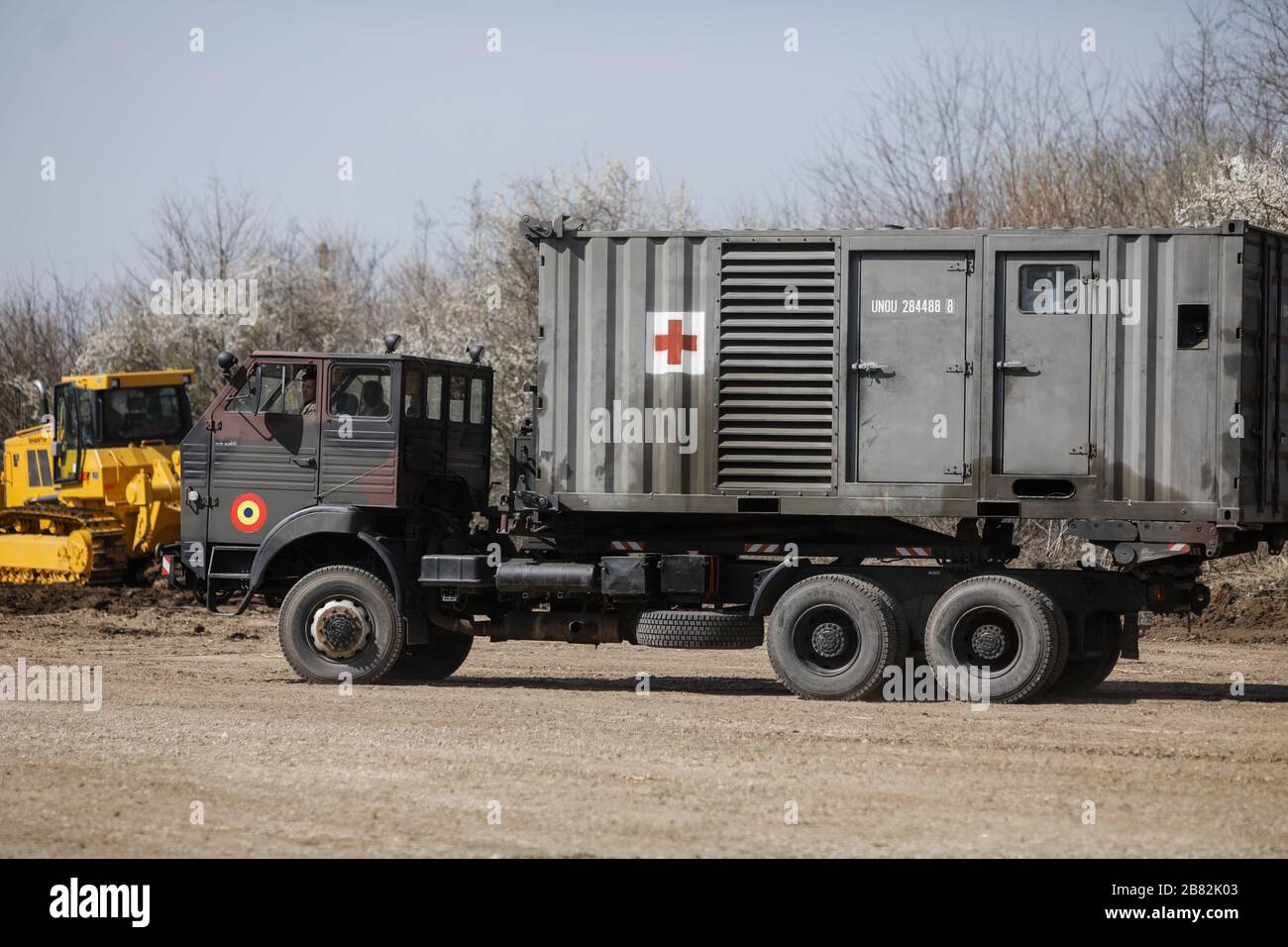 Otopeni, Rumänien - 19. Februar 2020: Personal der rumänischen Armee arbeitet an der Einrichtung eines mobilen Kampagnenhospitals (ROL 2) zur Behandlung von Covid-19 Stockfoto