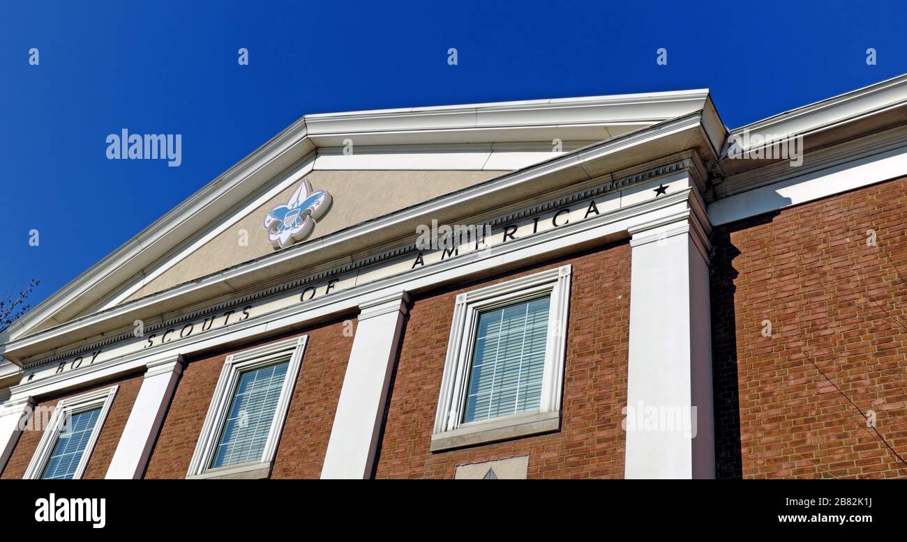 Das Headquarter-Gebäude des Boy Scouts of America Lake Erie Council in Cleveland, Ohio, USA mit dem Fleur-de-LIS-Emblem auf der Vorderseite des Gebäudes. Stockfoto