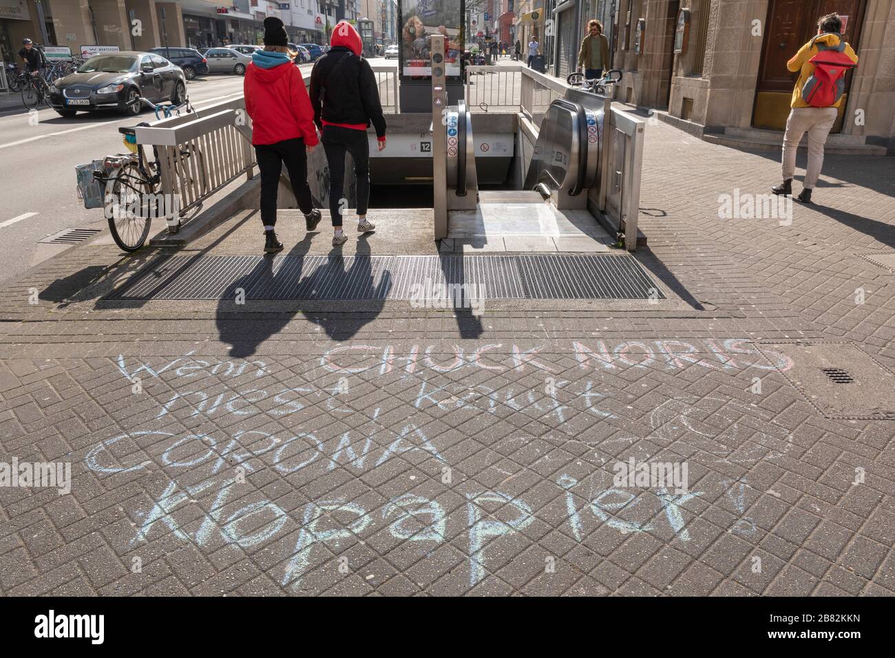 Der Aufmunterer Spruch vor dem Eingang an einer Koelner Ubahnstation Stockfoto