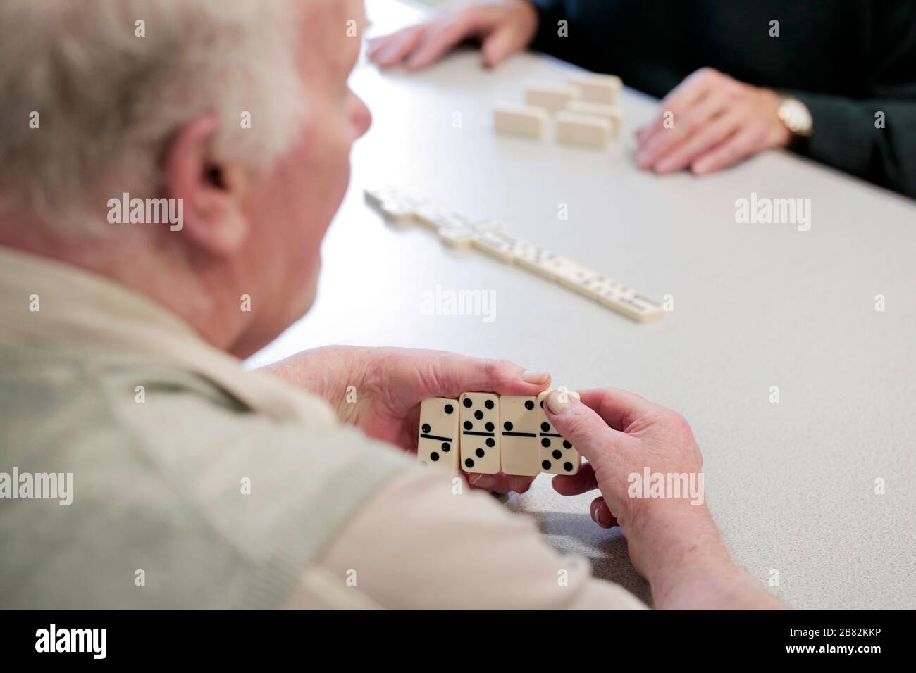 Spielen von Dominos in der sozialen Gruppe der Rentner, North Ormesby Community Hub, Middlesbrough, Teesside, Großbritannien. 28/1/2020. Foto: Stuart Boulton Stockfoto