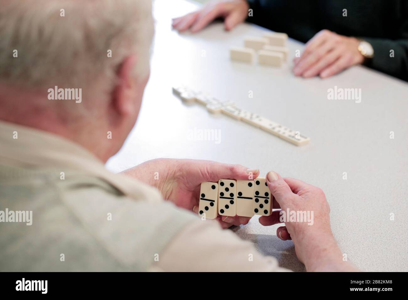 Spielen von Dominos in der sozialen Gruppe der Rentner, North Ormesby Community Hub, Middlesbrough, Teesside, Großbritannien. 28/1/2020. Foto: Stuart Boulton Stockfoto