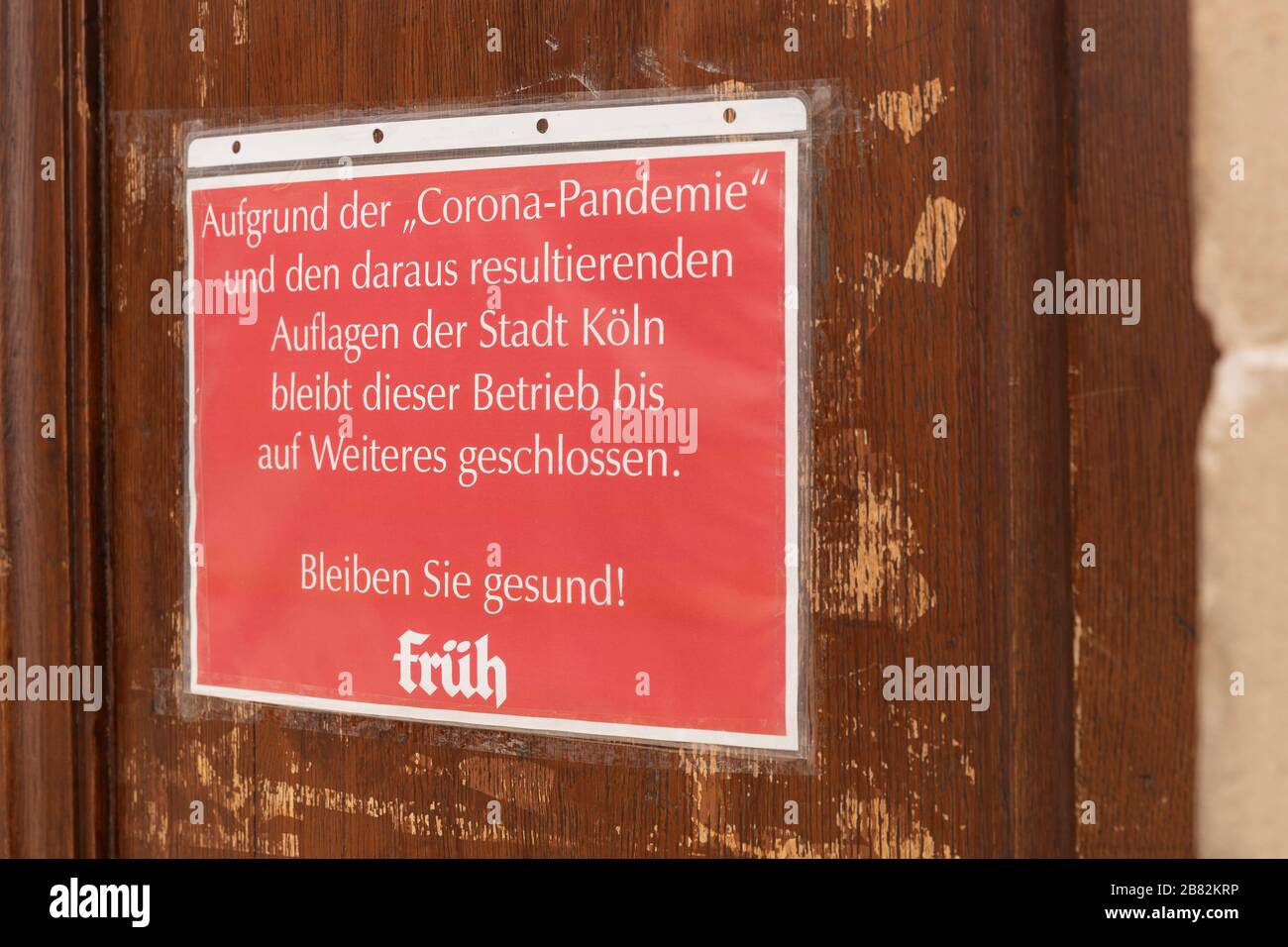 In einer Kneipe unterschreiben, dass sie wegen der Corona-Krise und den Anforderungen der Stadt Köln geschlossen hat Stockfoto