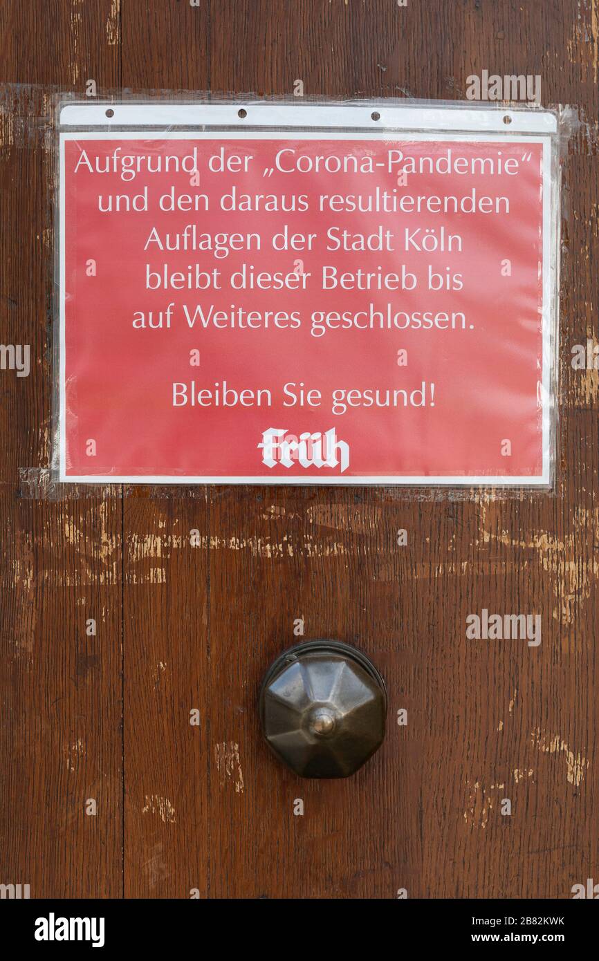 In einer Kneipe unterschreiben, dass sie wegen der Corona-Krise und den Anforderungen der Stadt Köln geschlossen hat Stockfoto