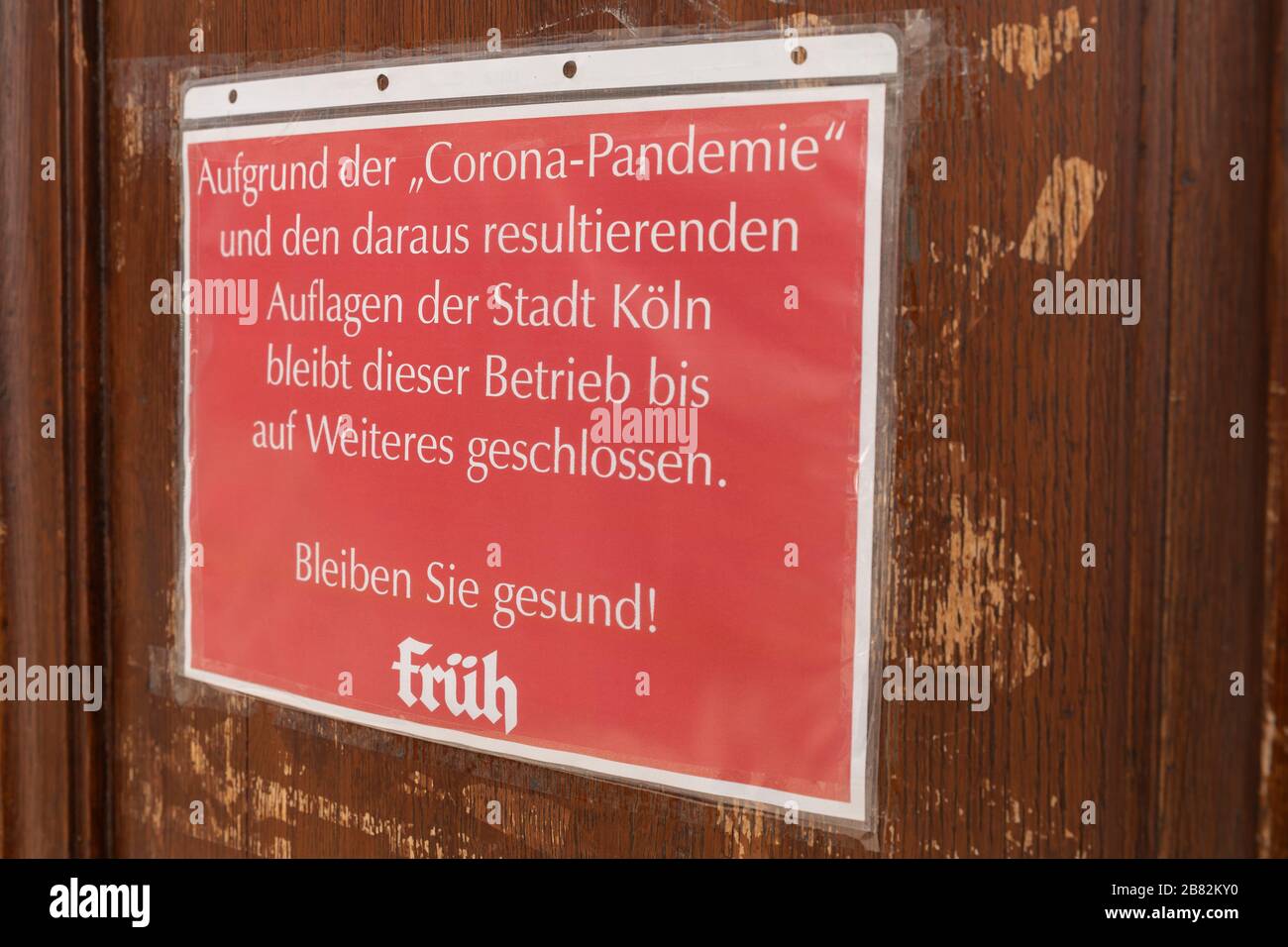 In einer Kneipe unterschreiben, dass sie wegen der Corona-Krise und den Anforderungen der Stadt Köln geschlossen hat Stockfoto