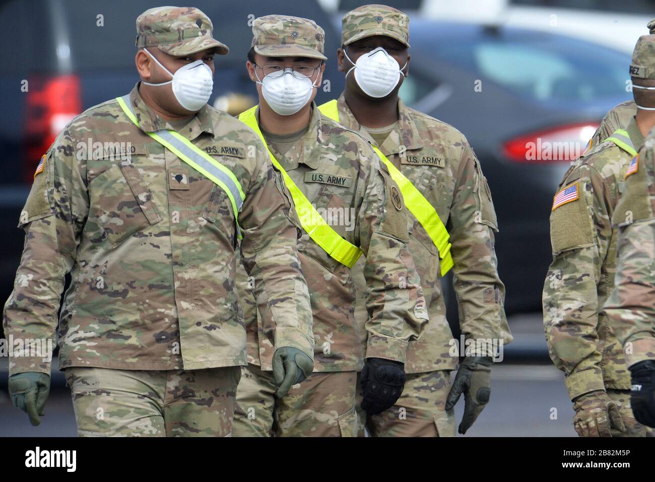 New York City, USA. März 2020. Mitglieder der Nationalgarde der New Yorker Armee gehen durch das erste Coronavirus Testzentrum in New York City im South Beach Abschnitt des New Yorker Stadtbezirks Staten Island, NY, 19. März 2020. Diejenigen, die auf den tödlichen Virusausbruch getestet werden möchten, werden gebeten, ihre Fenster hochzurollen und ihre Identifikation gegen ihr Autofenster zu drücken. (Anthony Behar/Sipa USA) Credit: SIPA USA/Alamy Live News Stockfoto New York City, USA. März 2020. Mitglieder der Nationalgarde der New Yorker Armee gehen durch das erste Coronavirus Testzentrum in New York City im South Beach Abschnitt des New Yorker Stadtbezirks Staten Island, NY, 19. März 2020. Diejenigen, die auf den tödlichen Virusausbruch getestet werden möchten, werden gebeten, ihre Fenster hochzurollen und ihre Identifikation gegen ihr Autofenster zu drücken. (Anthony Behar/Sipa USA) Credit: SIPA USA/Alamy Live News Stockfoto
