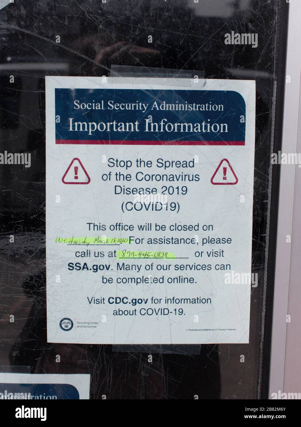 Ein Schild an der Tür eines Sozialversicherungsamts in inwood, manhattan, New york, das angibt, dass es aufgrund des Coronavirus oder der Kovid-19-Pandemie geschlossen ist Stockfoto
