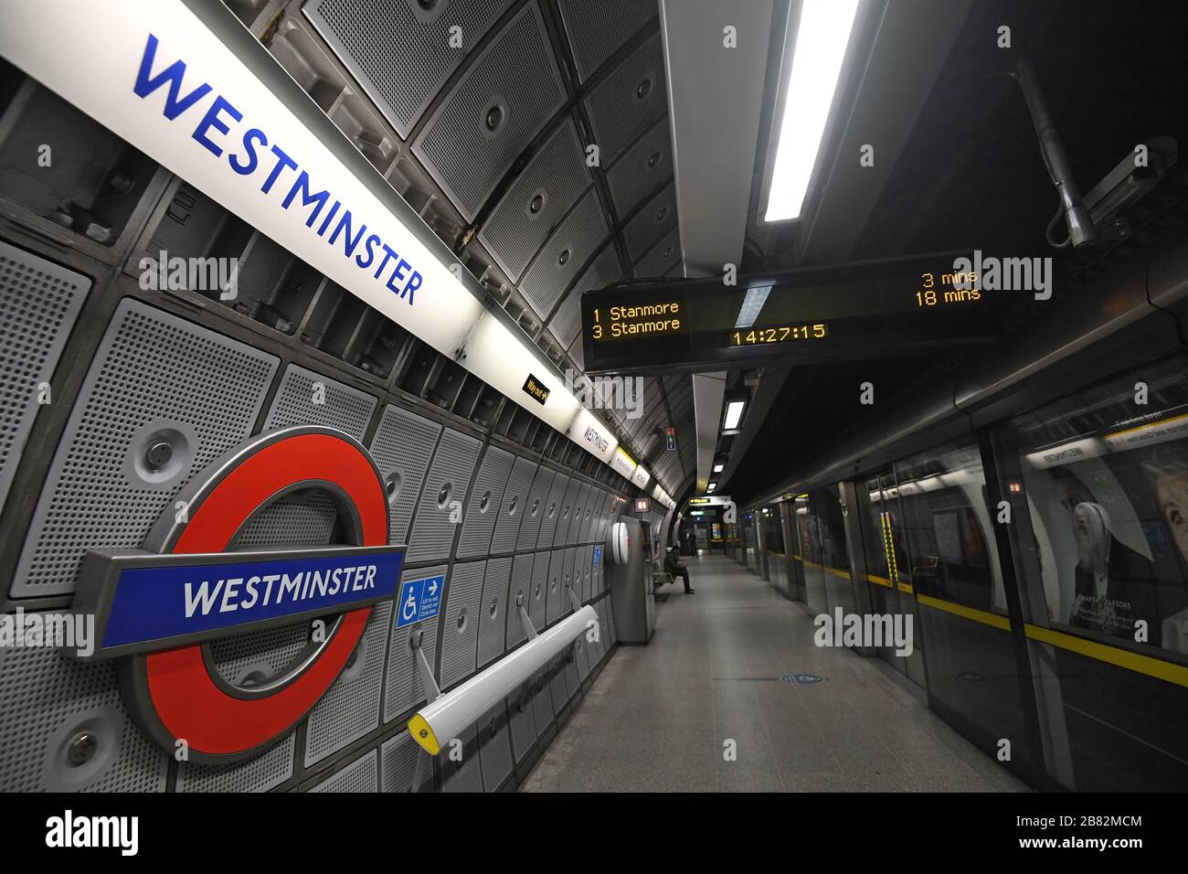 Ein Passagier wartet auf dem Bahnsteig an der Westminster U-Bahn-Station in London, da NHS England bekannt gab, dass die Todesrate von Coronavirus in Großbritannien 137 erreicht hatte. Stockfoto