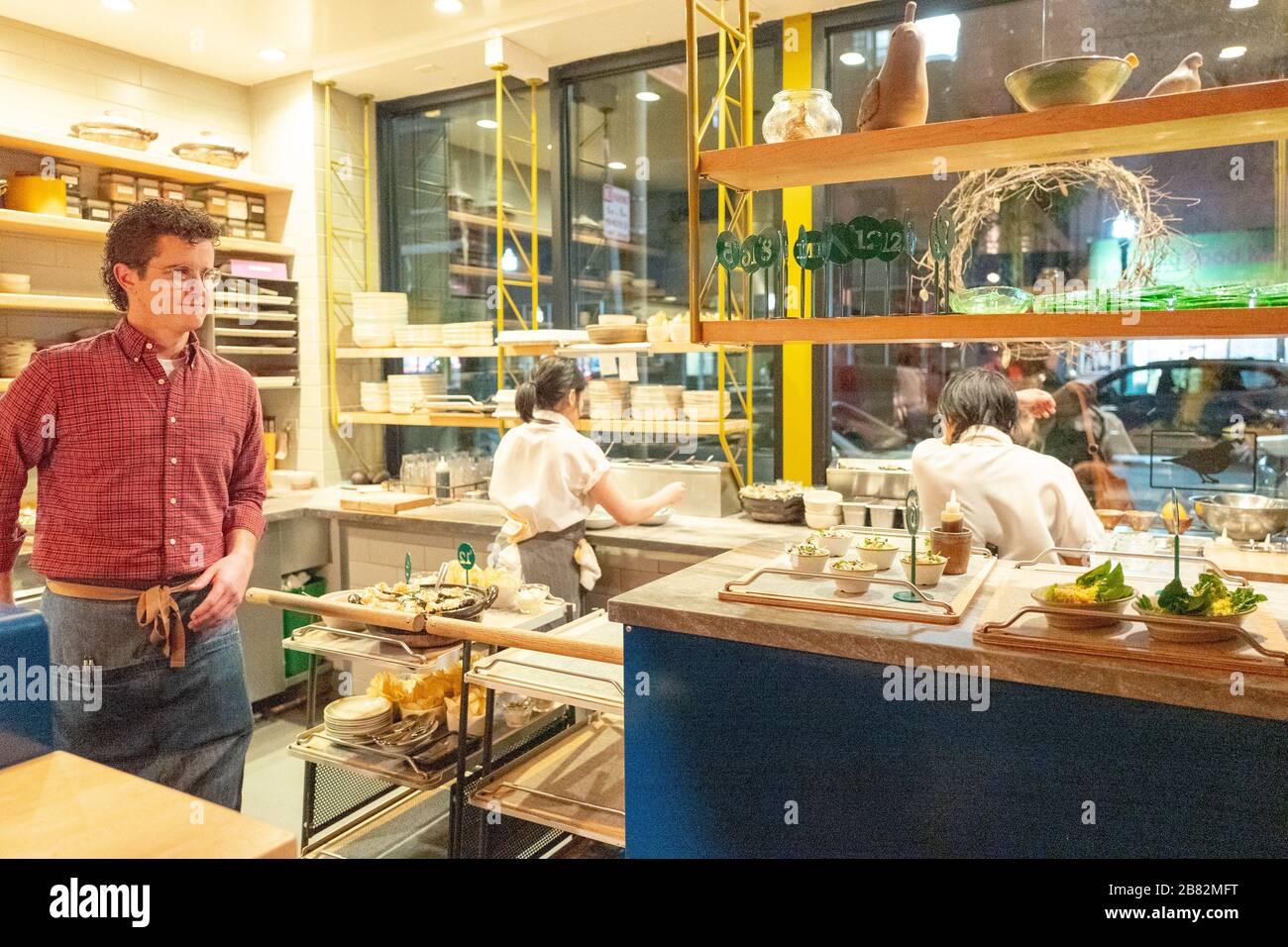 Küchenbereich in State Bird Provides, einem mit Michelin-Stern ausgezeichneten Restaurant, das weithin als eines der besten Restaurants in San Francisco im Fillmore District in San Francisco, Kalifornien, vom 7. März 2020 angesehen wird. () Stockfoto