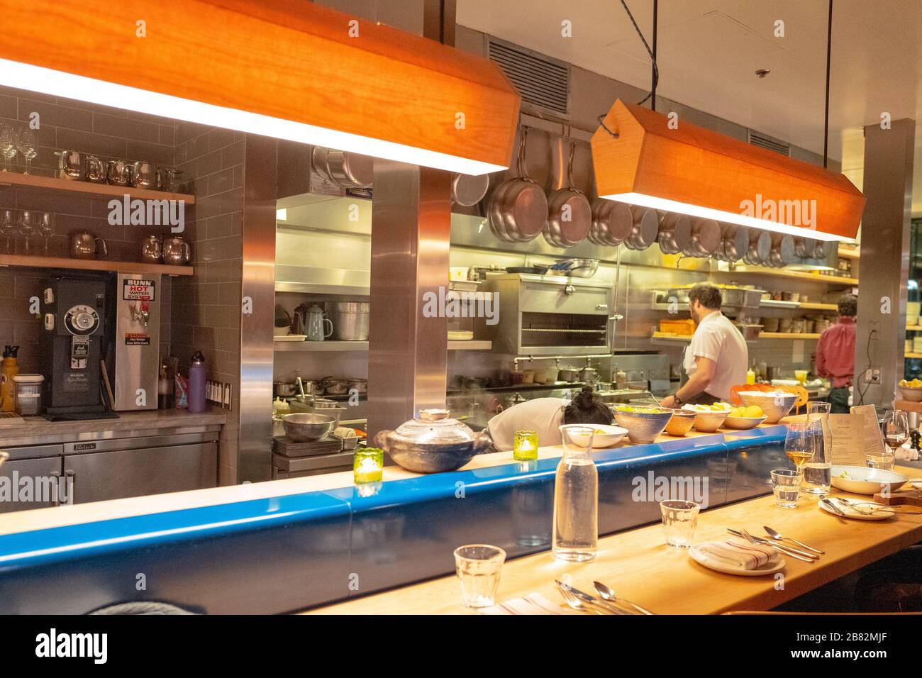 Barbereich in State Bird Provides, einem mit Michelin-Stern ausgezeichneten Restaurant, das weithin als eines der besten Restaurants in San Francisco im Fillmore District in San Francisco, Kalifornien, vom 7. März 2020 angesehen wird. () Stockfoto