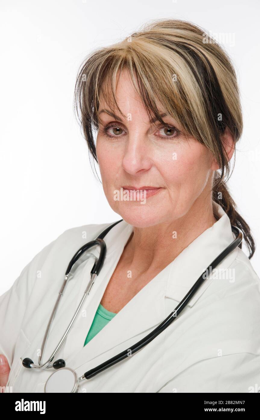Kopf- und Schulterporträt einer Ärztin in weißem Mantel und Stethoskop um den Hals isoliert vor weißem Hintergrund. Stockfoto