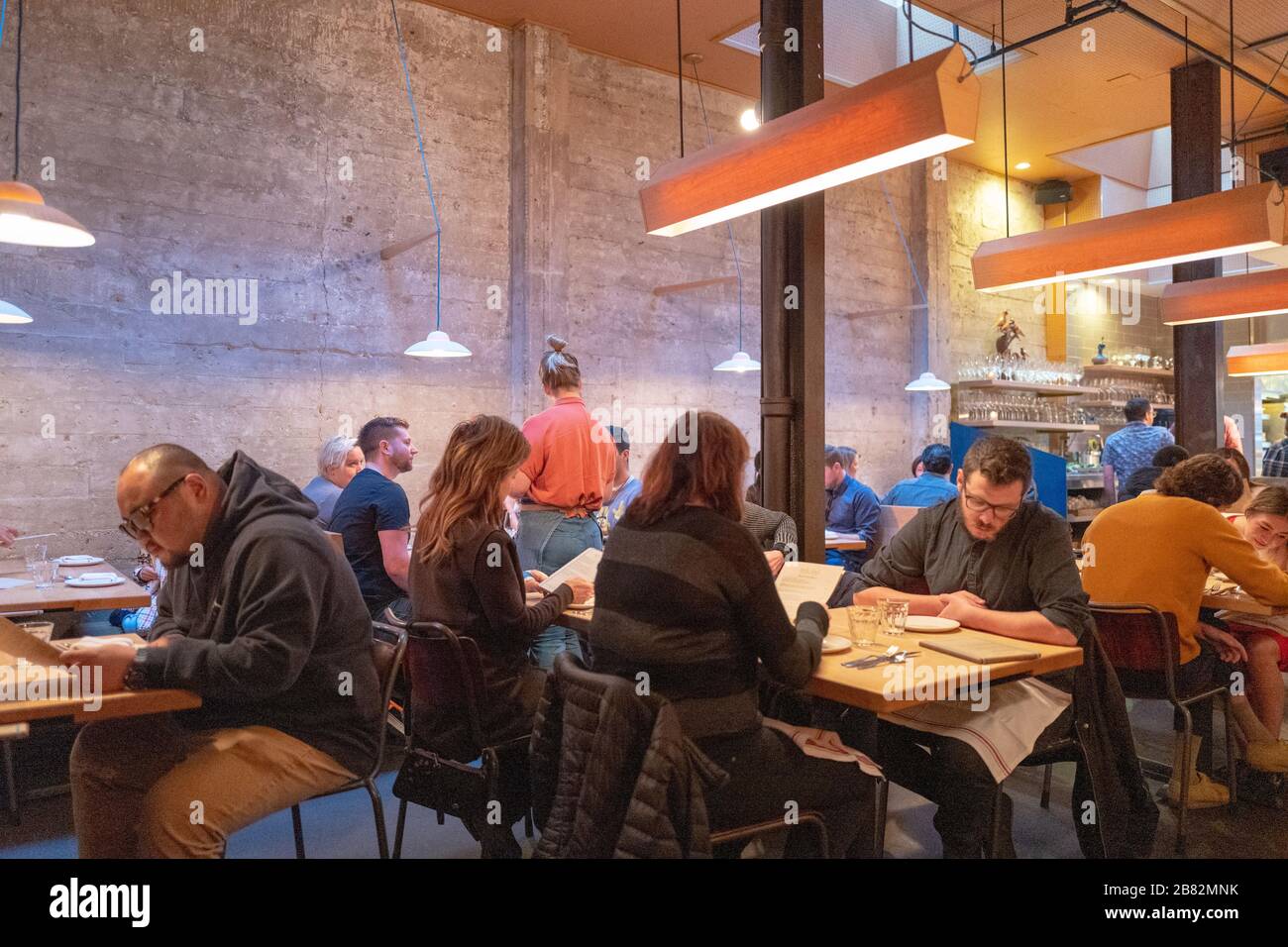Inneneinrichtung mit Dinern, die bei State Bird Provides zu sehen sind, ein mit einem Michelin-Stern ausgezeichnetes Restaurant, das weithin als eines der besten Restaurants in San Francisco, im Fillmore District in San Francisco, Kalifornien, vom 7. März 2020 angesehen wird. () Stockfoto