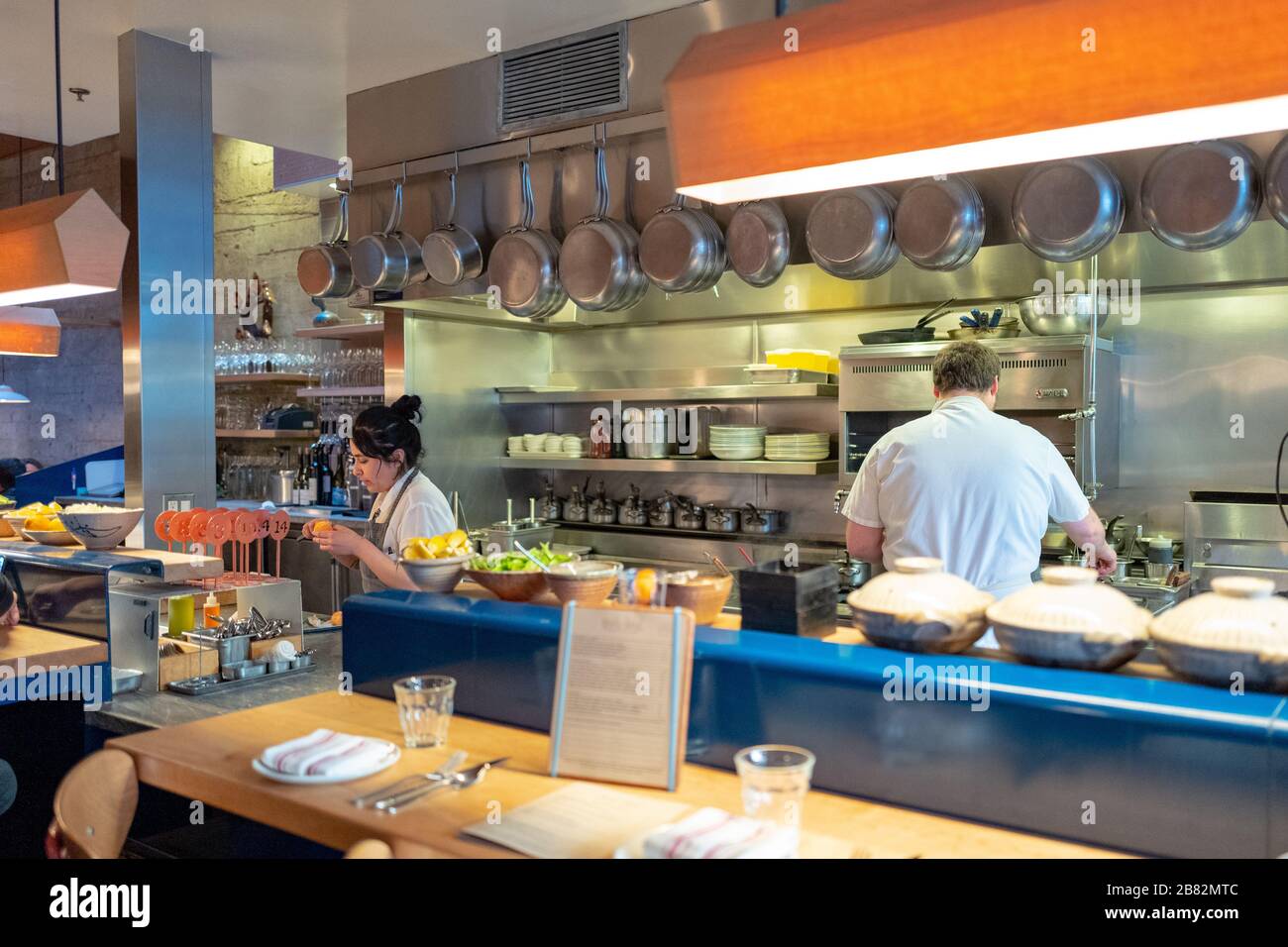 Küchenbereich in State Bird Provides, einem mit Michelin-Stern ausgezeichneten Restaurant, das weithin als eines der besten Restaurants in San Francisco im Fillmore District in San Francisco, Kalifornien, vom 7. März 2020 angesehen wird. () Stockfoto