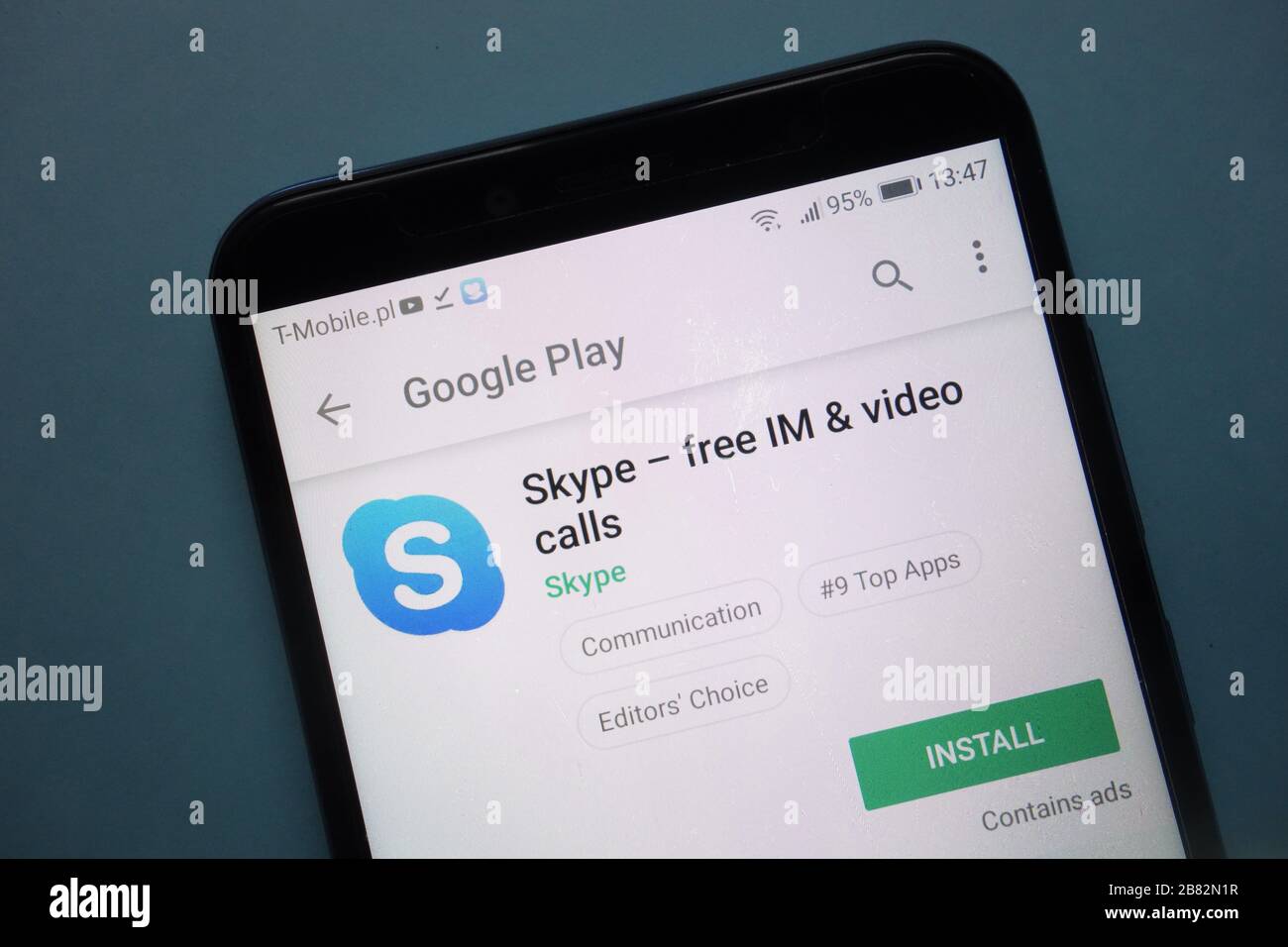 Skype-App auf der Google Play-Website auf dem Smartphone angezeigt Stockfoto