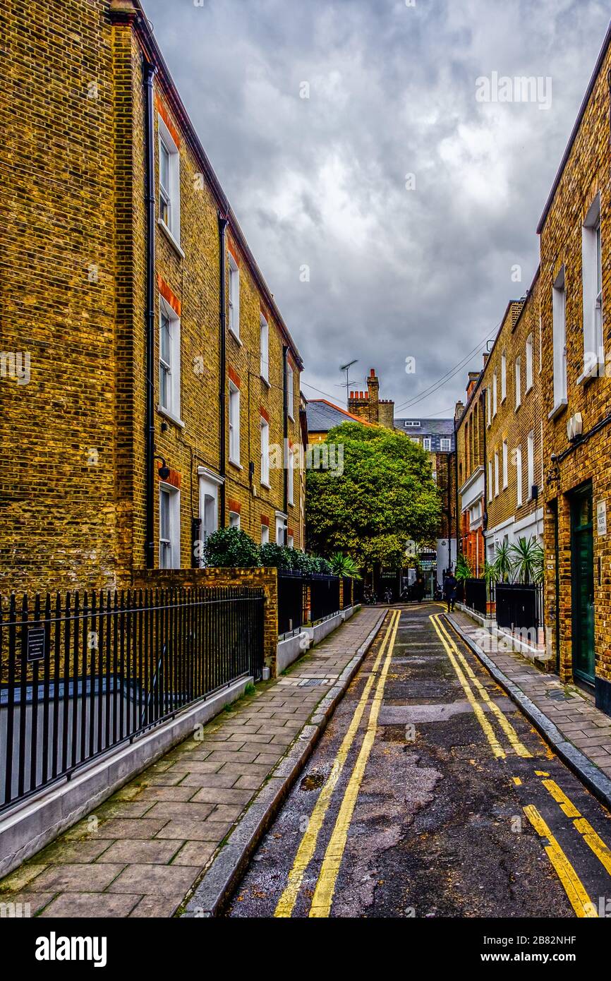 London, Großbritannien, März 2019 Blick auf eine schmale Straße an einem bewölkten Tag Stockfoto