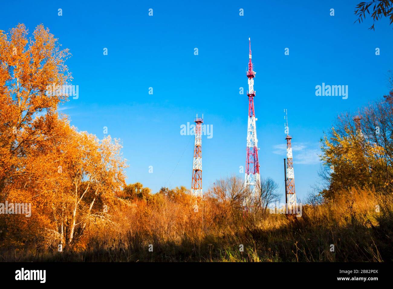 Radarstation mit Türmen in farbenfroher Herbstnatur. Lysa Hora, Kiew, Ukraine Stockfoto