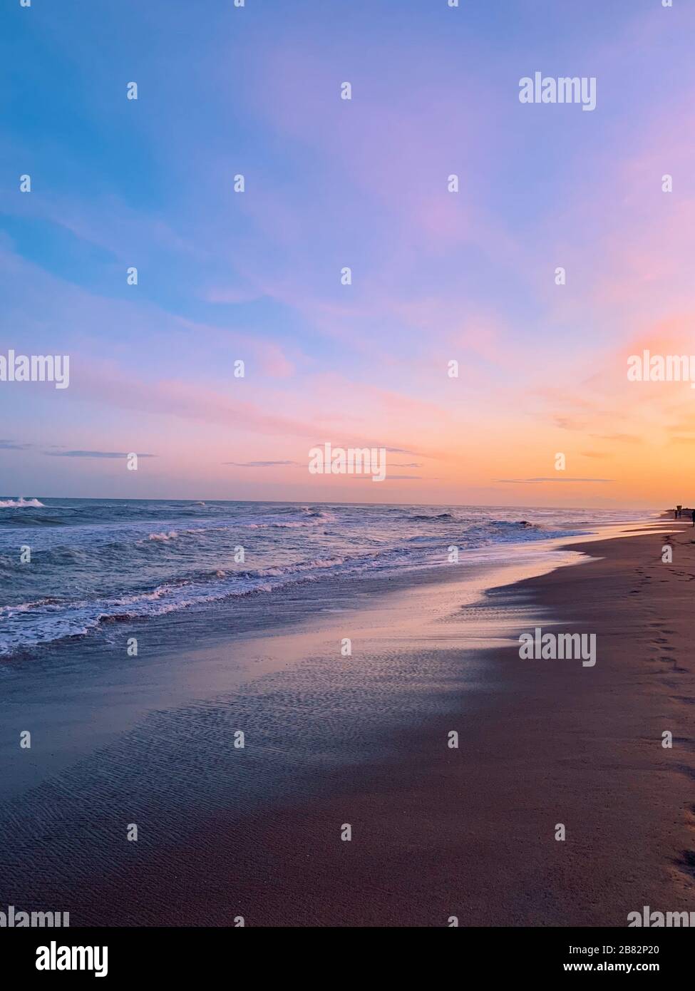 Sonnenuntergang am Strand von Barcelona. Stockfoto
