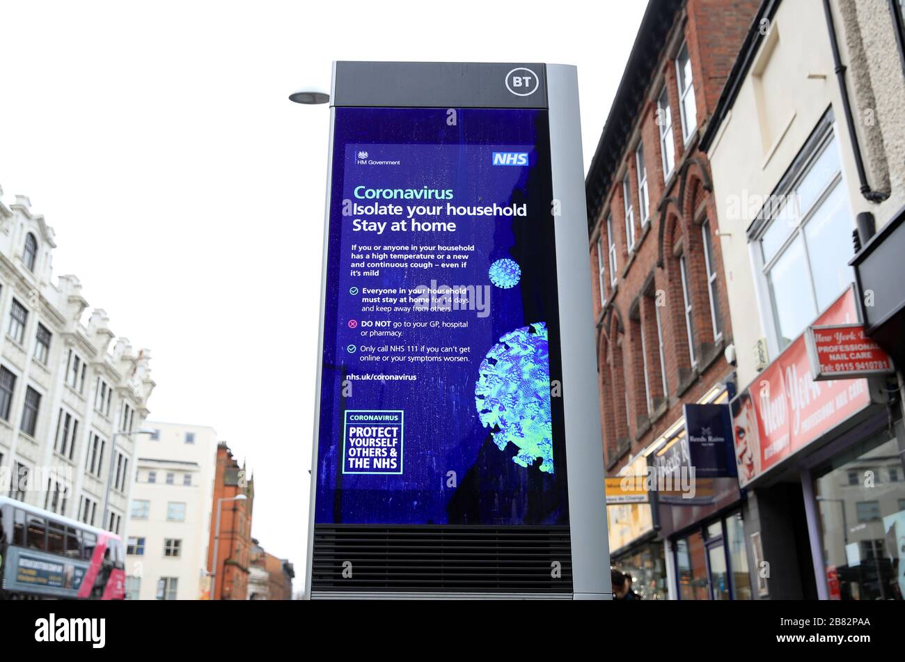 Informationen zu Coronavirus, die auf einer LED-Informationstafel in der Upper Parliament Street in Nottingham angezeigt werden, nachdem NHS England bekannt gegeben hatte, dass die Zahl der Todesopfer bei Coronavirus in Großbritannien 137 erreicht hatte. Stockfoto