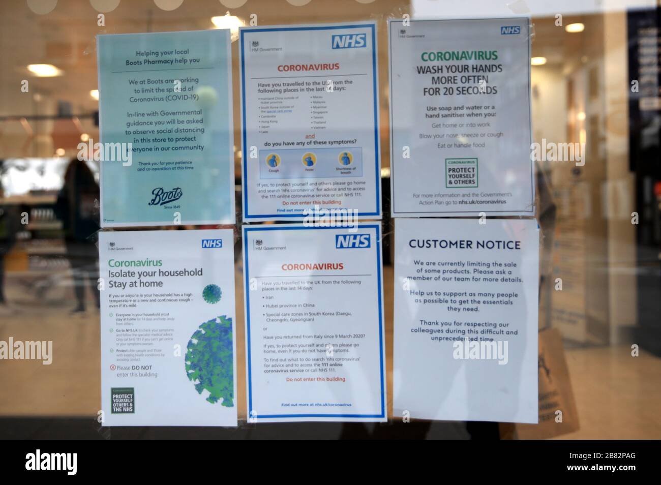 Coronavirus Informationshinweise in Boots Schaufenstern in Nottingham, nachdem NHS England bekannt gab, dass die Todesrate von Coronavirus in Großbritannien 137 erreicht hatte. Stockfoto