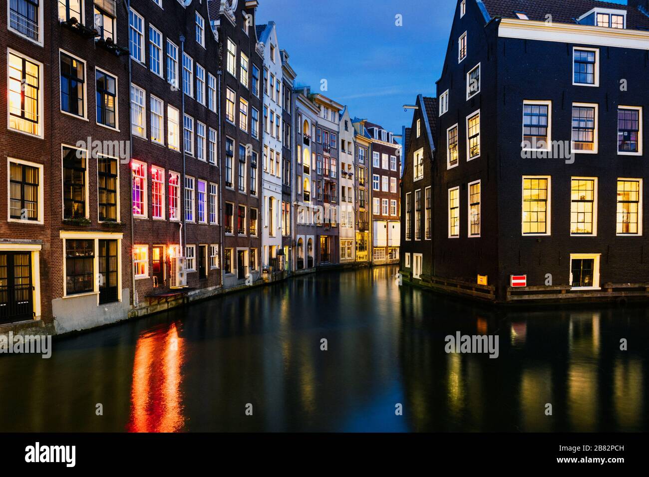 Typische Amsterdamer Häuser bei Nacht, Holland Stockfoto
