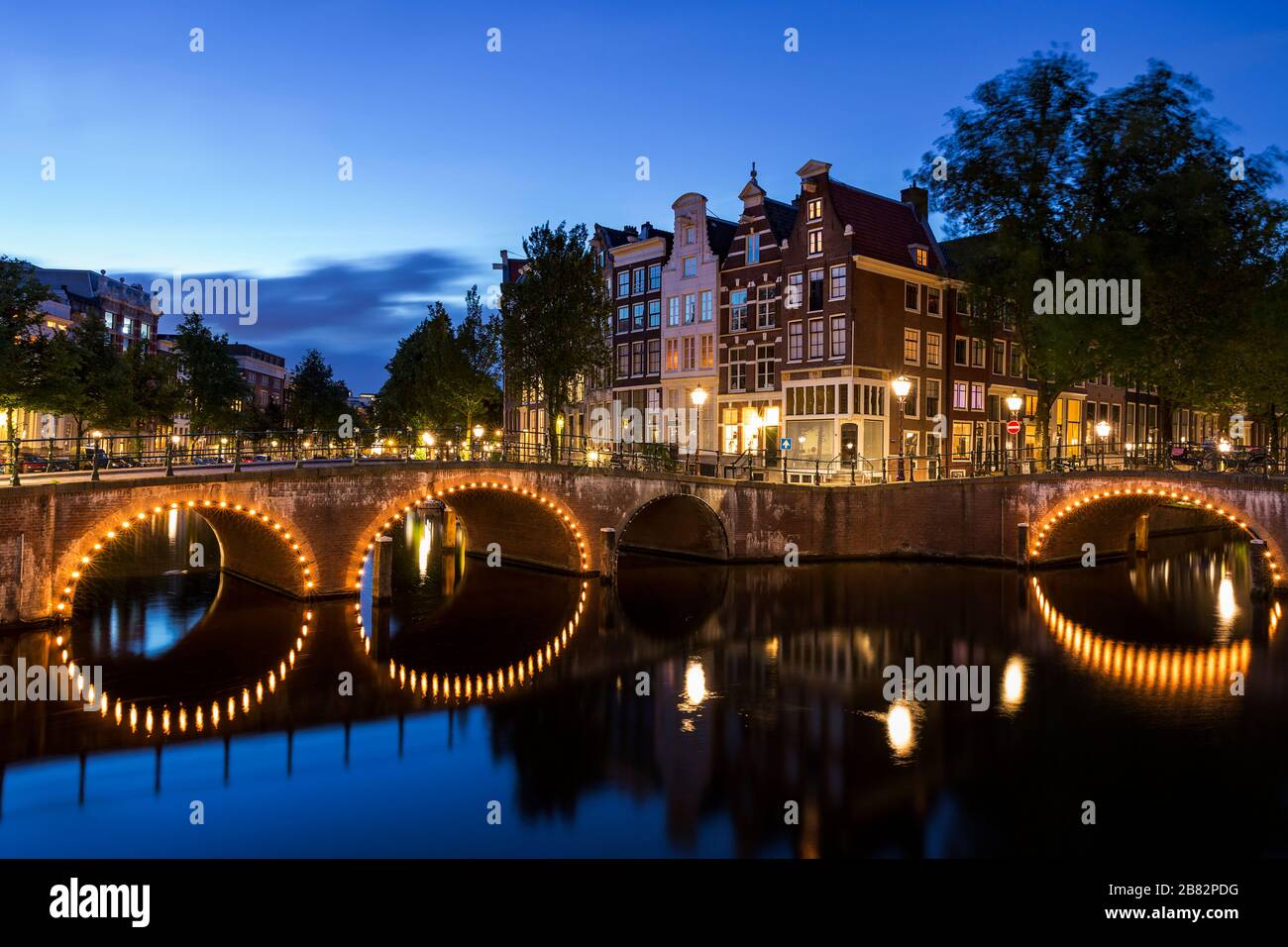 Berühmte Brücke in Amsterdam bei Nacht, Holland Stockfoto