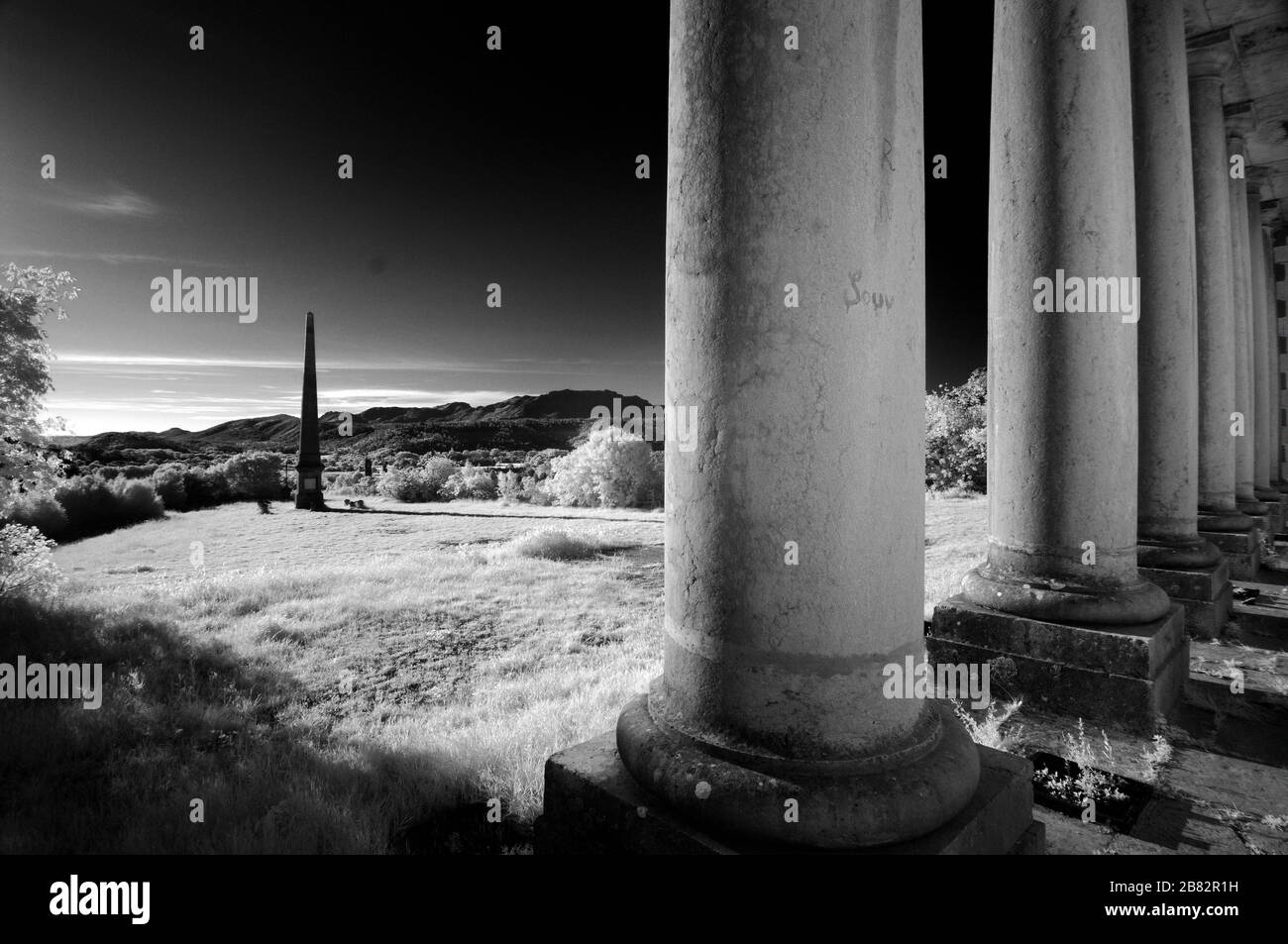 Infrarot-, Monochrom- oder Schwarz-Weiß-Bild der neoklassizistischen Fassade oder der Säulen der zerstörten Château de Valbelle Tourves Var Provence France Stockfoto