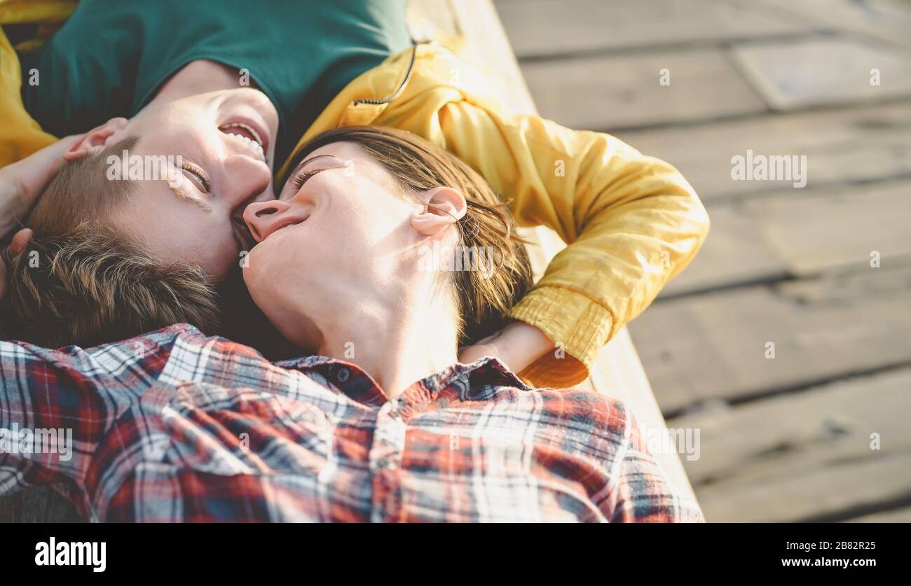 Glücklicher schwuler Paar-Dating-Tag - junge Lesbierinnen, die zärtliche romantische Momente zusammen im Freien haben Stockfoto