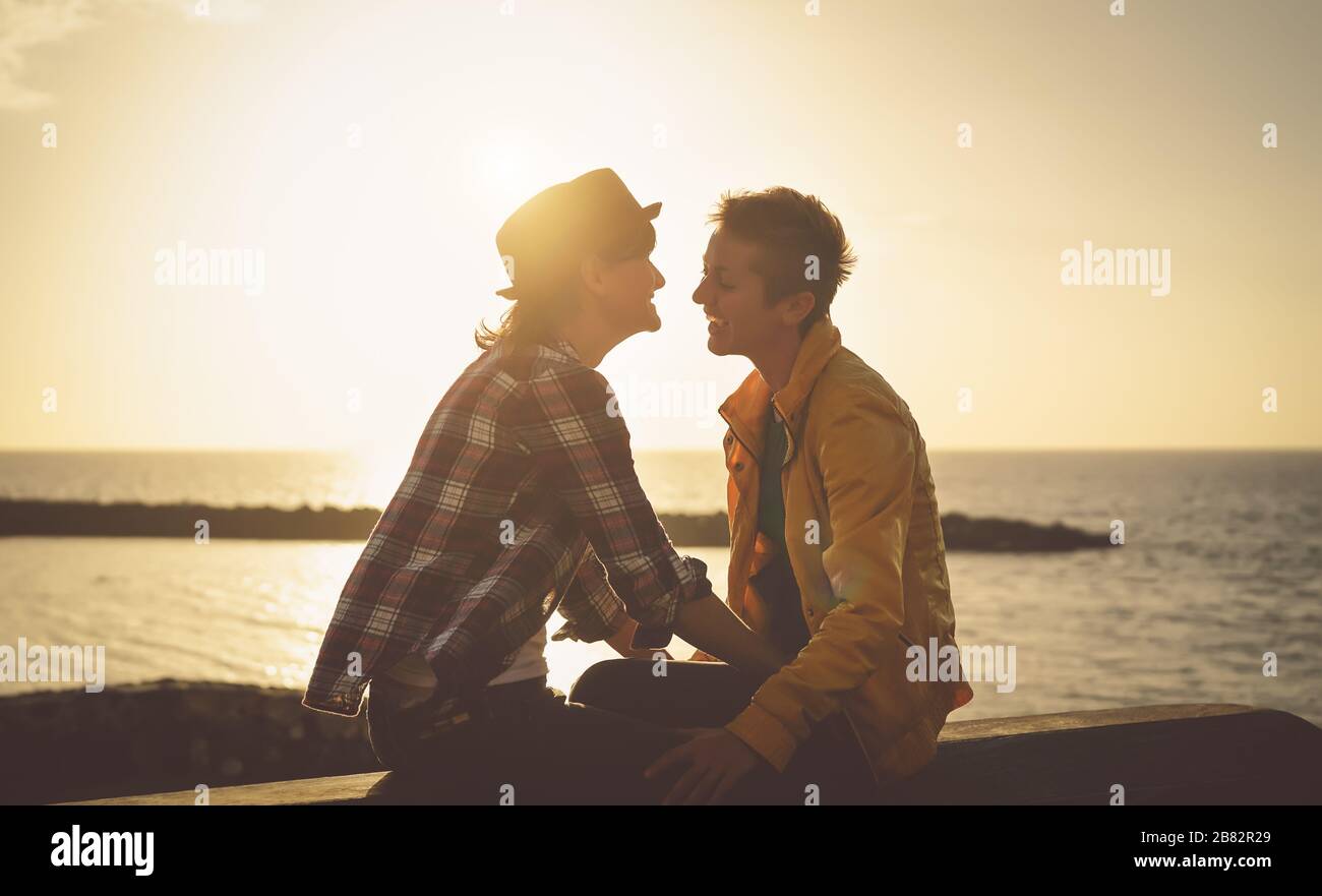 Glücklicher schwuler Paar-Dating-Tag - junge Lesbierinnen, die zärtliche romantische Momente zusammen im Freien haben Stockfoto