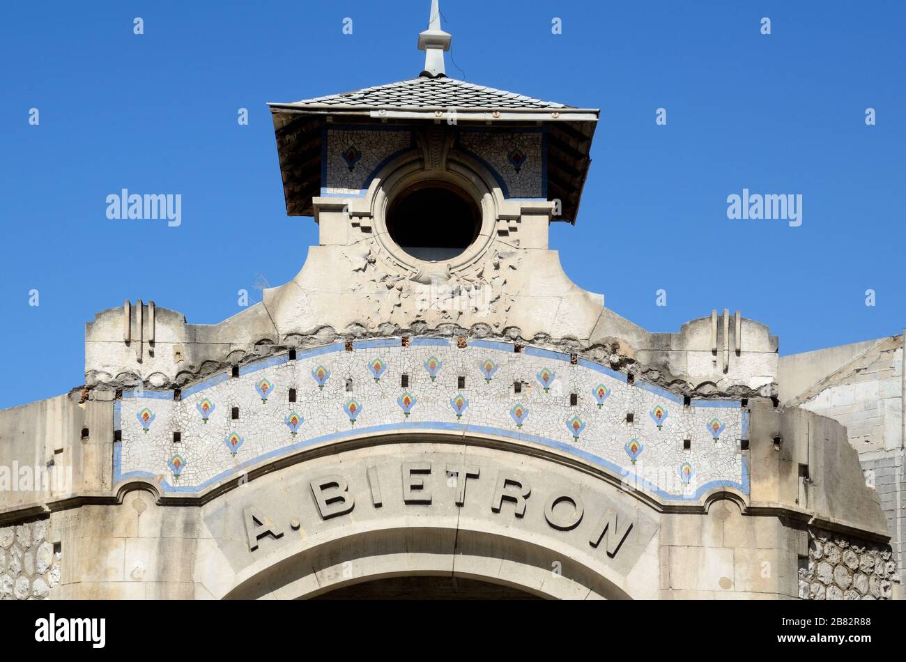 Jugendstil-Detail oder Belle Epoque Detail des historischen Bietron-Gebäudes (1911) Marseille Provence Frankreich Stockfoto