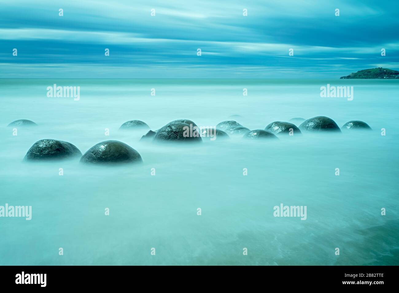 Blick auf Felsbrocken am Strand von Moeraki, Boulders Beach, South Island, Neuseeland Stockfoto