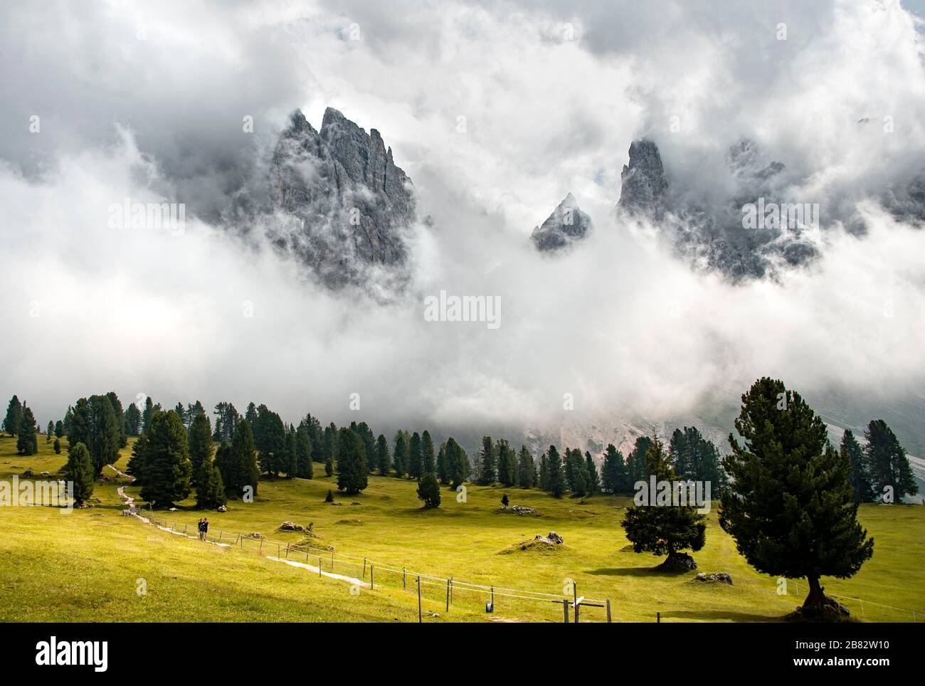 Wolkenbedeckte Berggipfel, Geislergruppe, Gschnagenhardt Alm, Villnoess Tal, Dolmen, Südtirol, Italien Stockfoto