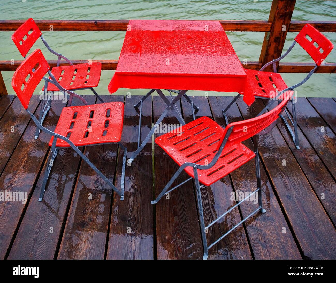 Regnerisches Wetter, verlassenes Gartenrestaurant bei schlechtem Wetter am Erlaufsee bei Mariazell, Styria, Österreich Stockfoto