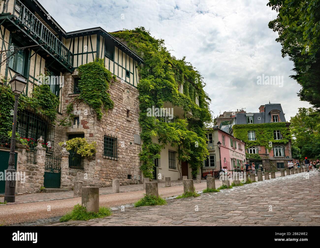 Straße Rue de l'Abreuvoir mit Restaurant La Maison Rose, Montmartre, Paris, Ile-de-France, Frankreich Stockfoto