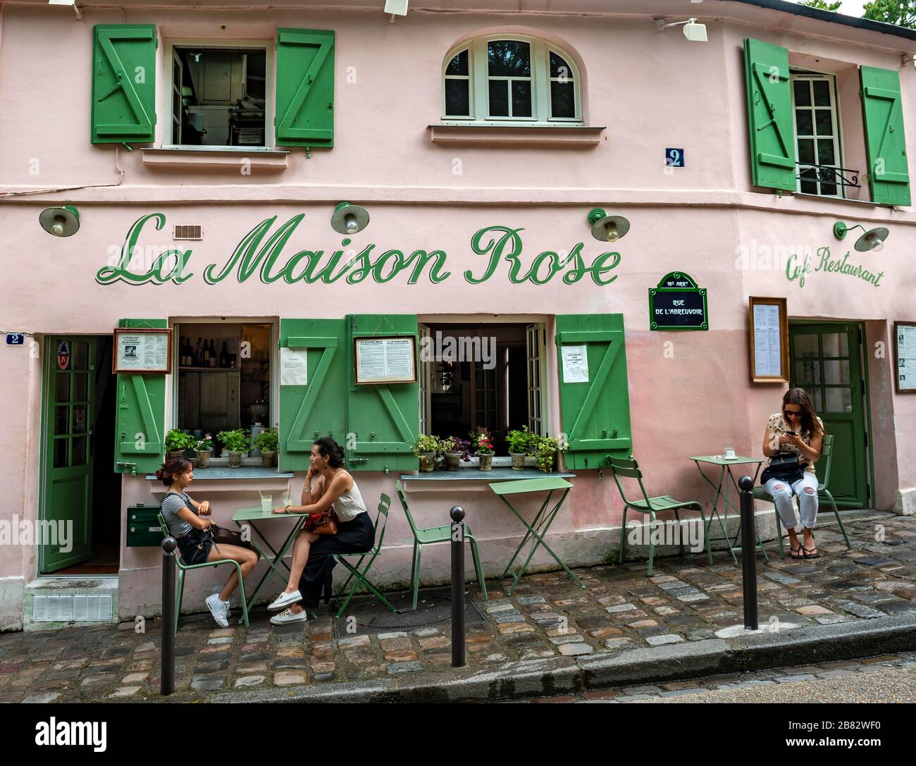 Gäste im Café La Maison Rose, Montmartre, Paris, Ile-de-France, Frankreich Stockfoto