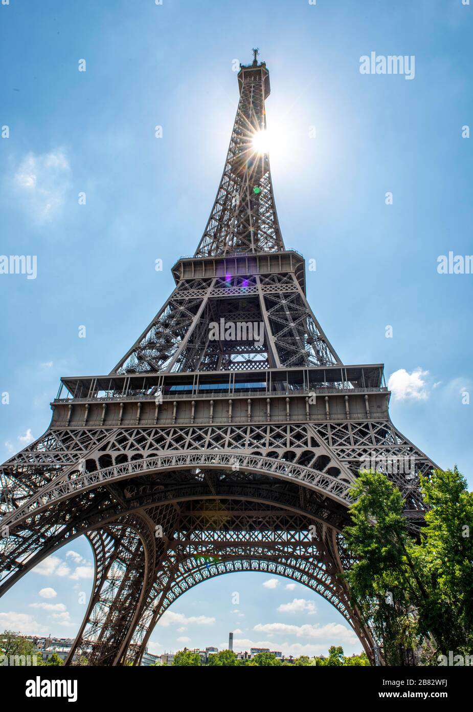 Eiffelturm mit Sonnenstern, Tour Eiffel, Champs de Mars, Paris, Ile-de-France, Frankreich Stockfoto