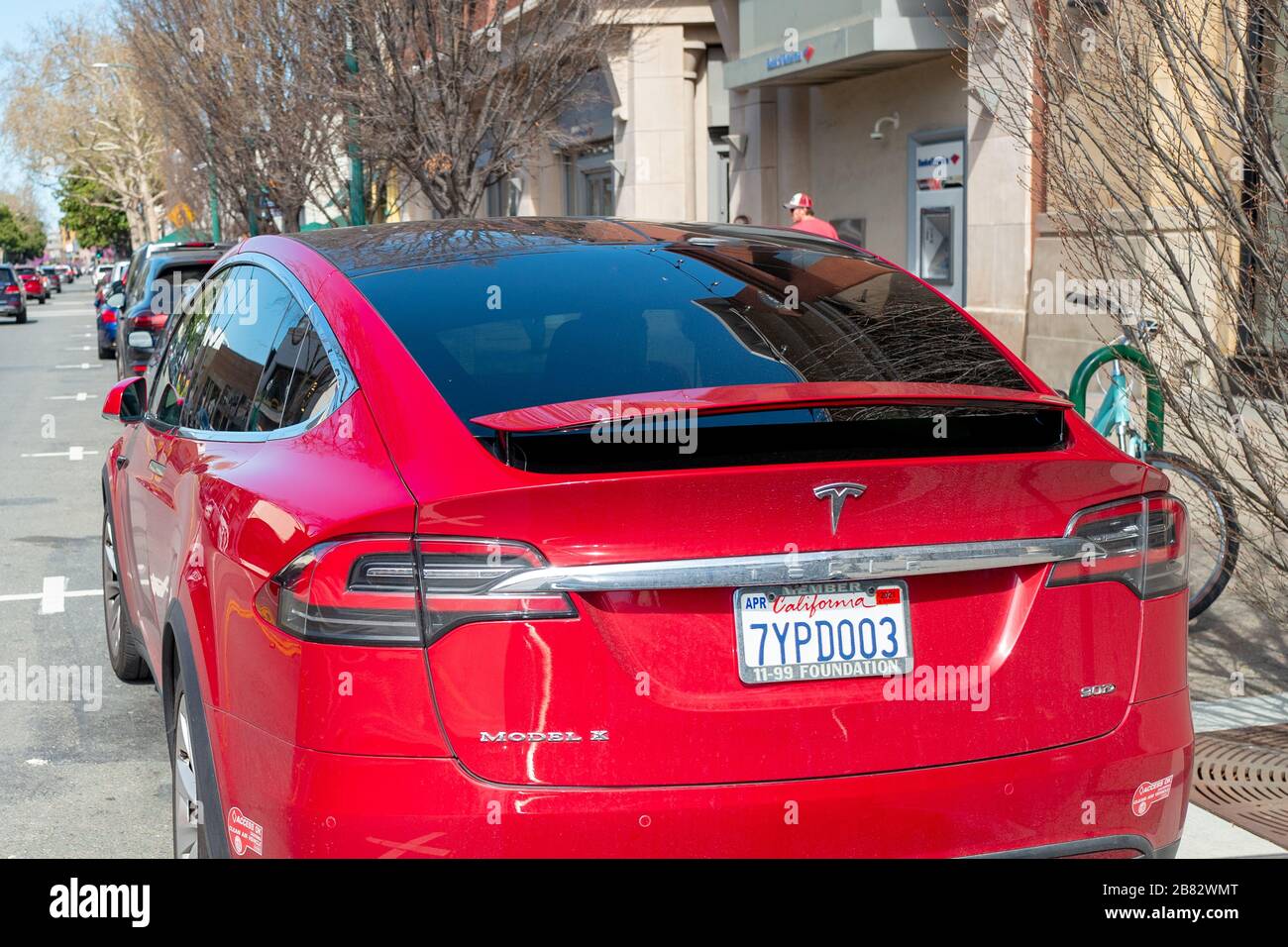 Blick hinter dem Geländewagen Tesla Model X von Tesla Motors, geparkt auf einer Straße in Walnut Creek, Kalifornien, 11. März 2020. () Stockfoto