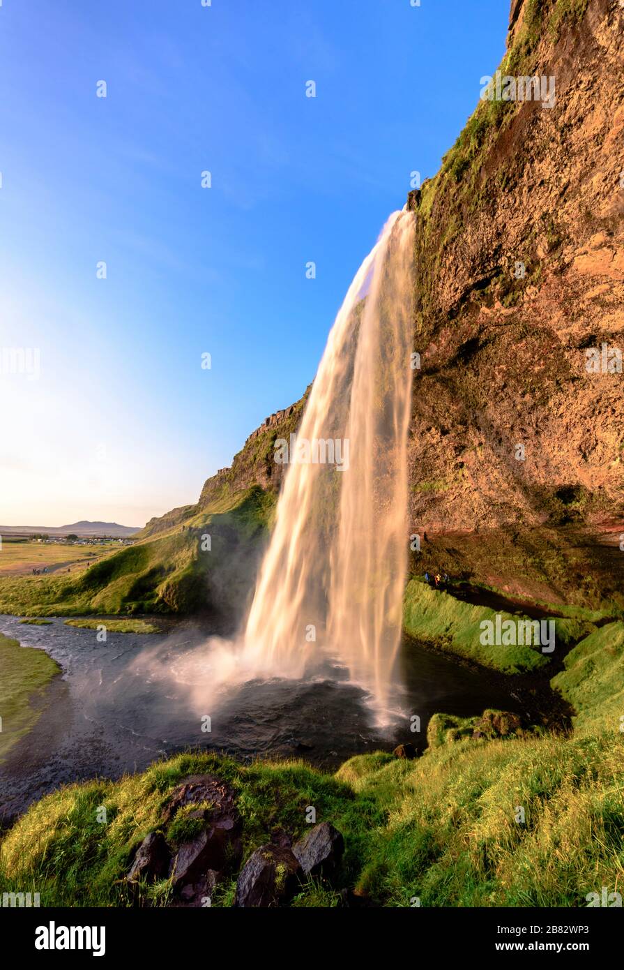 Schöner Wasserfall Seljalandsfoss während der goldenen Stunde - Portraitformat, Sudurland, Island Stockfoto