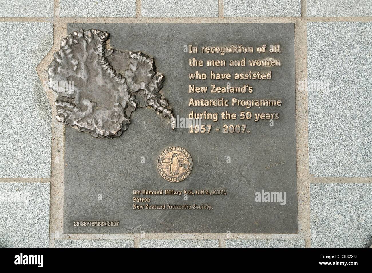 Plaque für die Bedeutung Neuseelands in der Antarktisforschung, Christchurch, South Island, Neuseeland Stockfoto